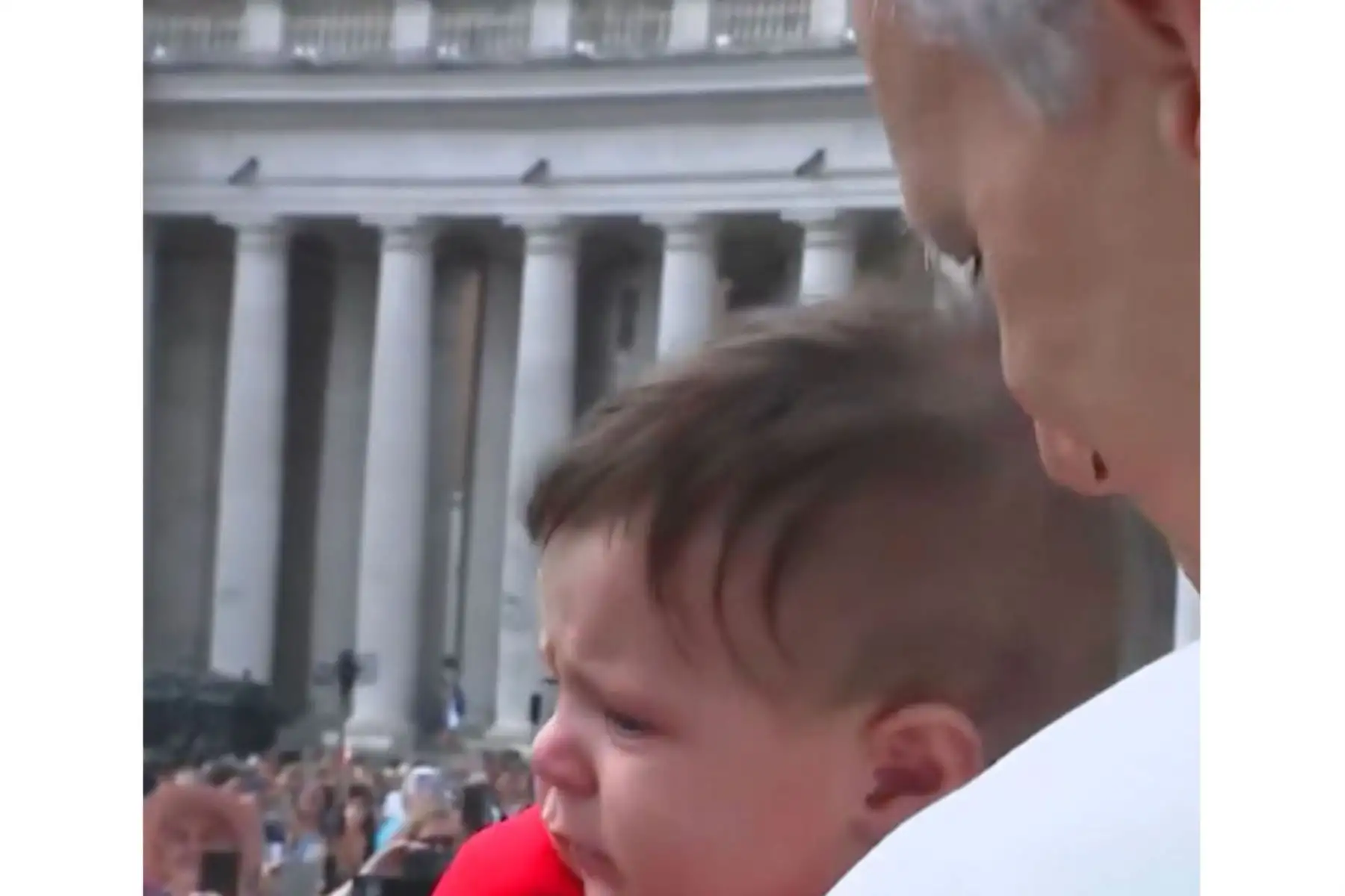 Papa León XIV bendice a niño peruano y emociona a fieles en el Vaticano [video]