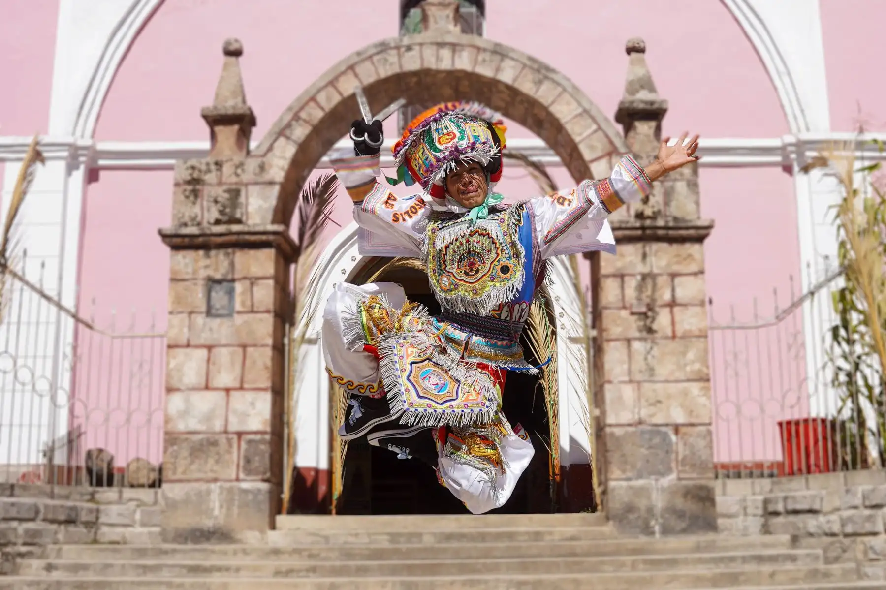 Con danzantes de tijera la provincia ayacuchana de Huanca Sancos celebra el Corpus Christi