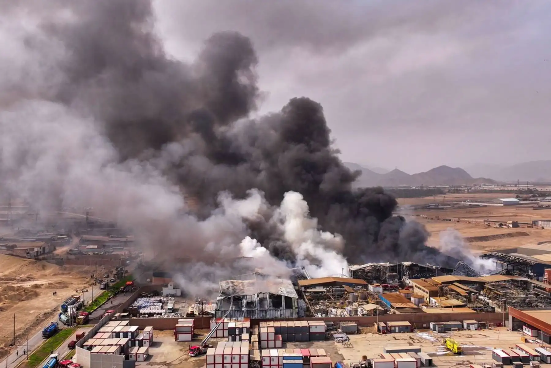 La emergencia movilizó a decenas de bomberos hacia Lurín, donde el humo negro y blanco cubrió gran parte del complejo industrial afectado. Foto: Ricardo Cuba.