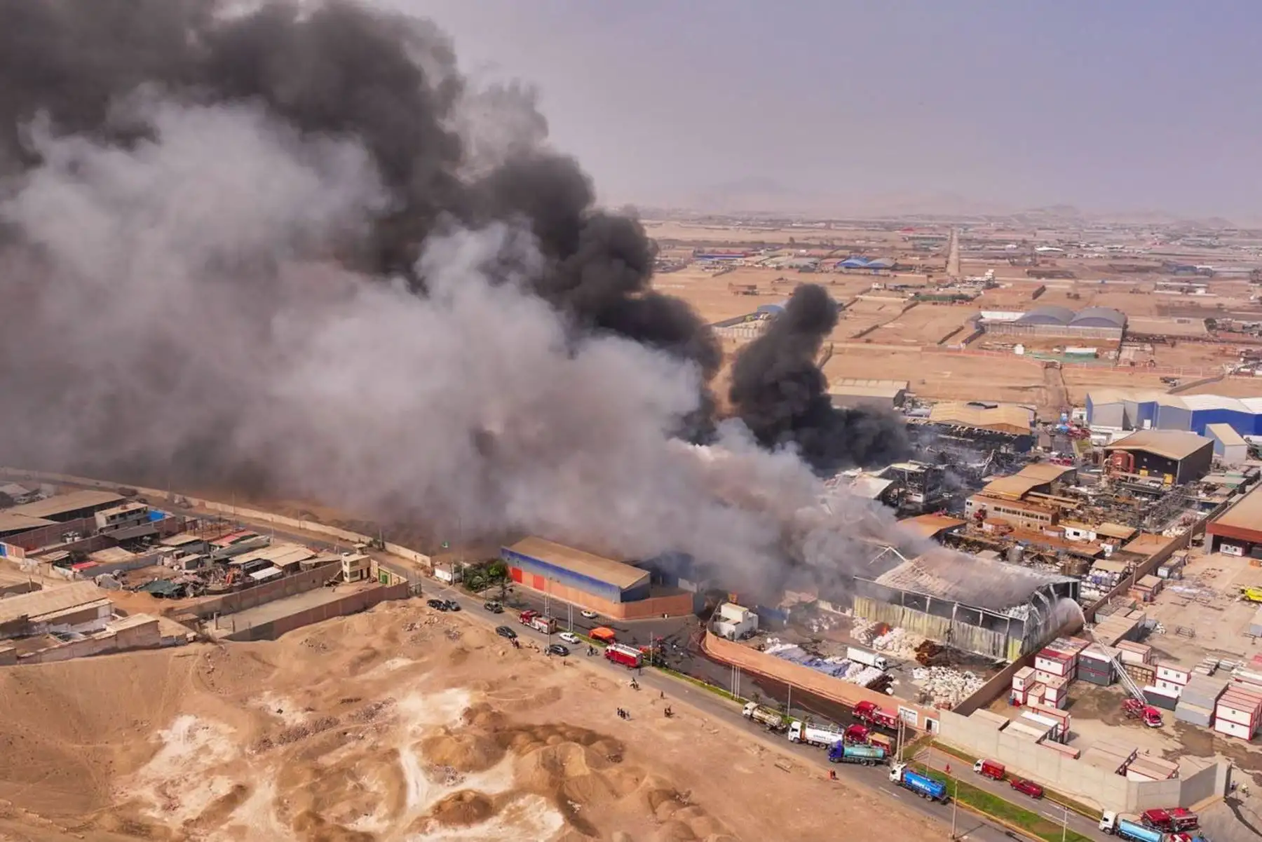 Vista aérea muestra la gran columna de humo provocada por el incendio en la zona industrial de Lurín, visible desde distintos puntos del distrito. Foto: Ricardo Cuba.
