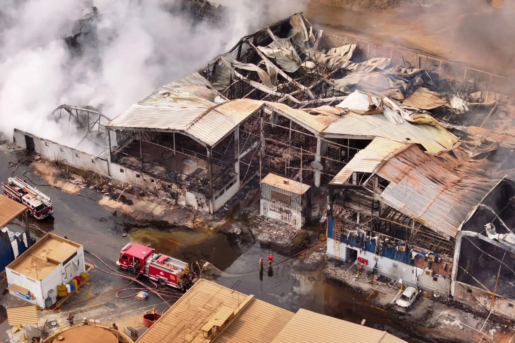 Las estructuras afectadas por el fuego quedaron cubiertas por humo y escombros tras varias horas de trabajo de los bomberos. Foto: Ricardo Cuba.