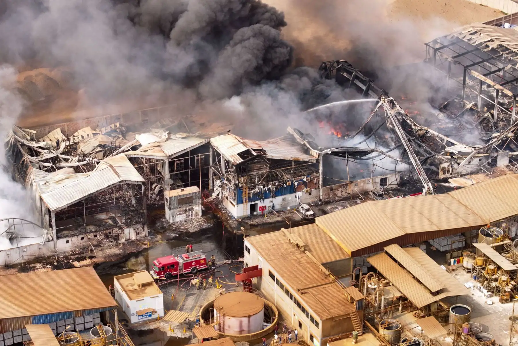 El incendio dejó severos daños materiales en la planta industrial, mientras las unidades de emergencia continúan desplegadas en la zona. Foto: Ricardo Cuba.