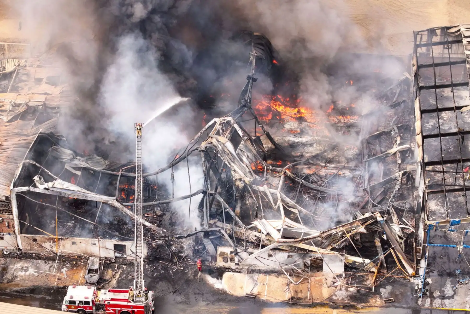 El fuego consumió parte de la infraestructura de la planta industrial, mientras los bomberos continúan removiendo escombros y atacando puntos calientes. Foto: Ricardo Cuba.