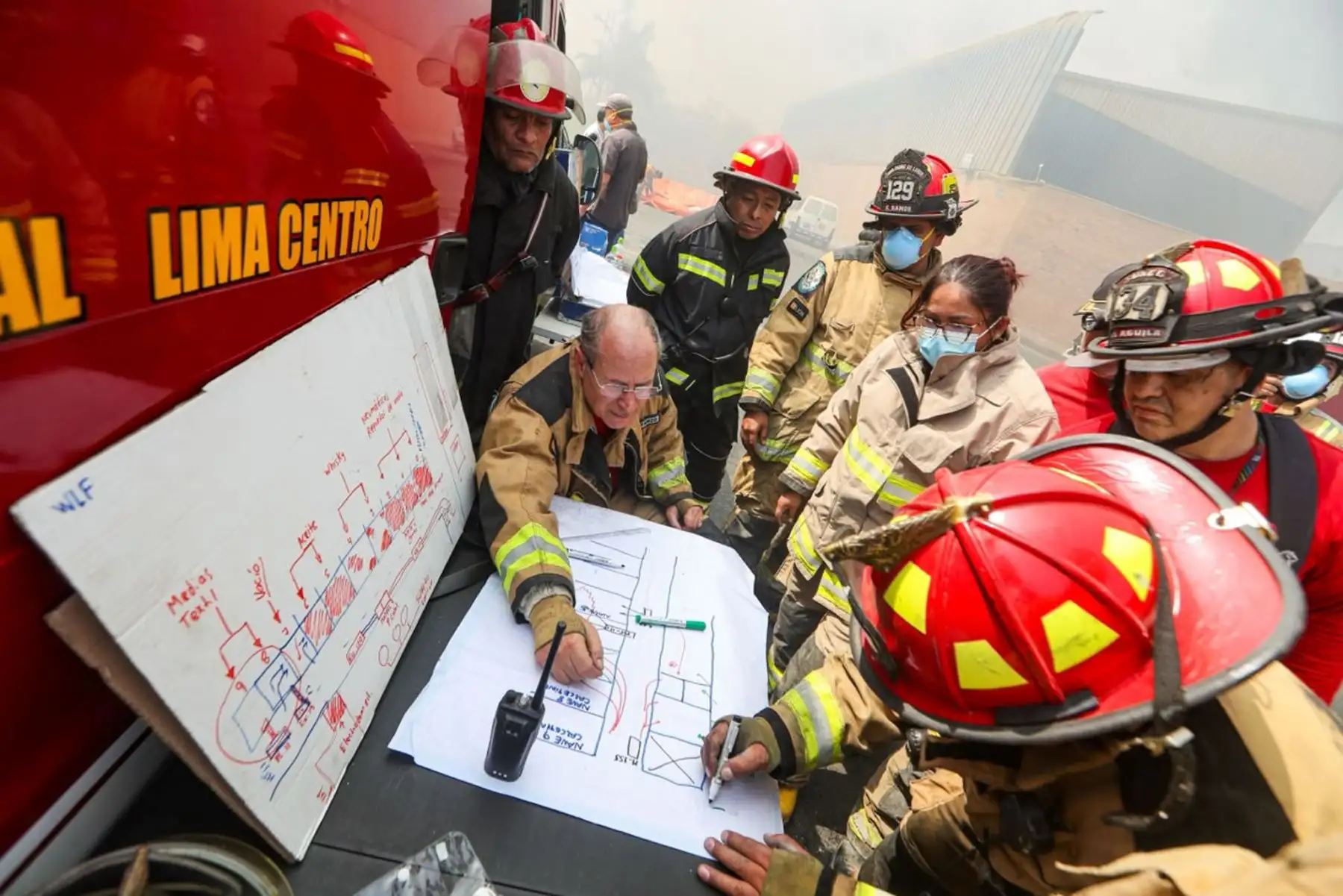 Bomberos coordinan acciones de respuesta frente al incendio registrado en una planta industrial de Lurín, emergencia que movilizó a más de 20 unidades desde las primeras horas de la mañana. Foto: Ricardo Cuba.