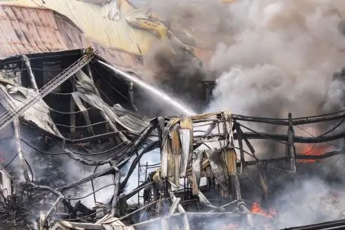 Impactantes imágenes muestran la magnitud del incendio que afecta zona industrial de Lurín