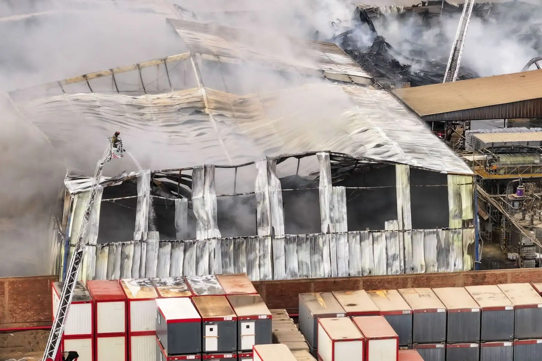 La fachada de la planta industrial muestra los daños provocados por el incendio, mientras continúan las tareas de enfriamiento y evaluación. Foto: Ricardo Cuba.