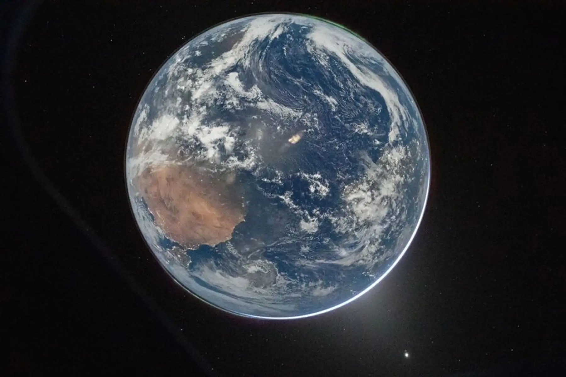 La histórica captura de Artemis II no solo destaca por su belleza visual, sino también por reunir en una sola toma elementos astronómicos, atmosféricos y humanos que permiten comprender mejor la relación de la Tierra con el resto del sistema solar. Foto: NASA