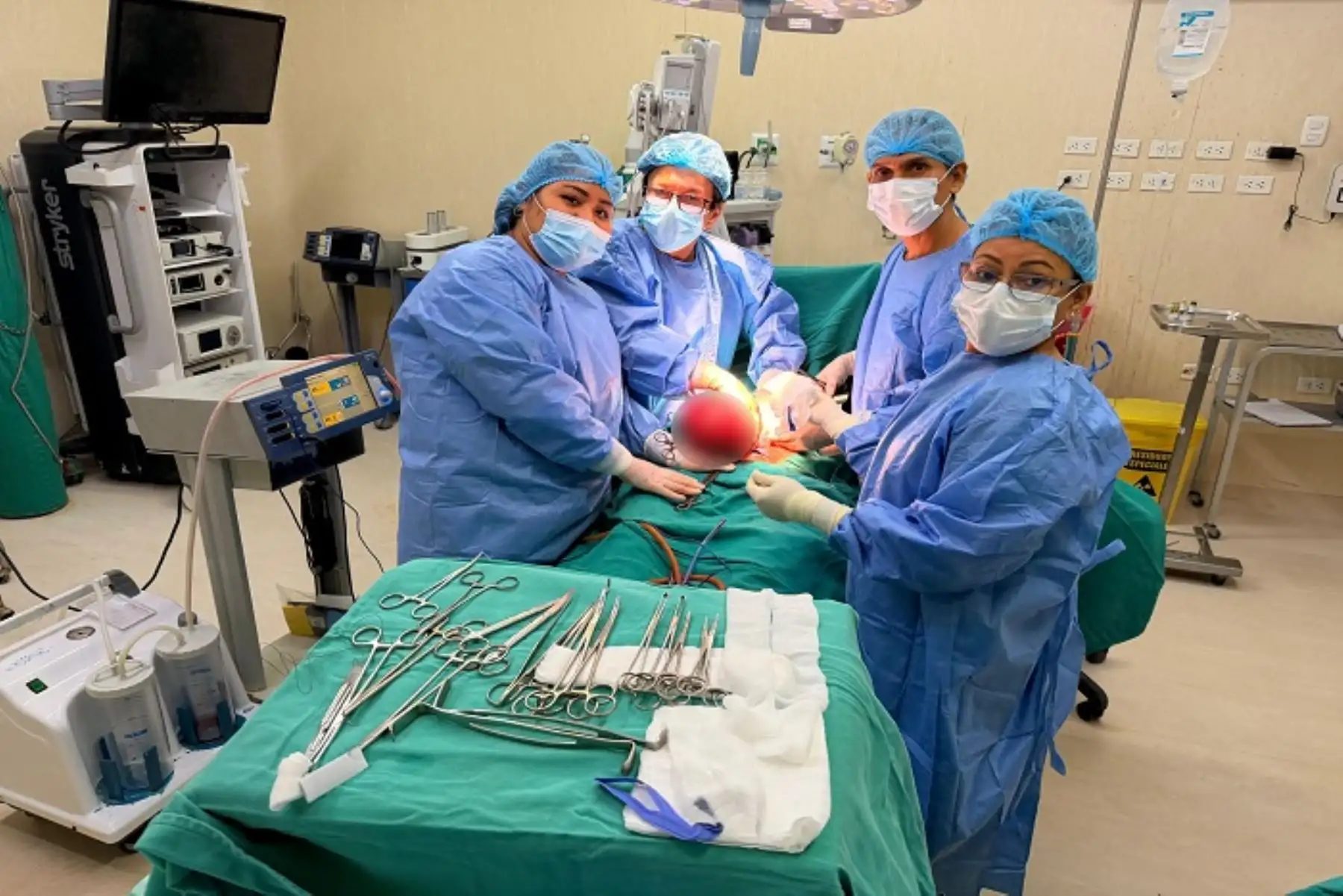 Iquitos: médicos de EsSalud extraen a paciente tumor uterino del tamaño de una sandía