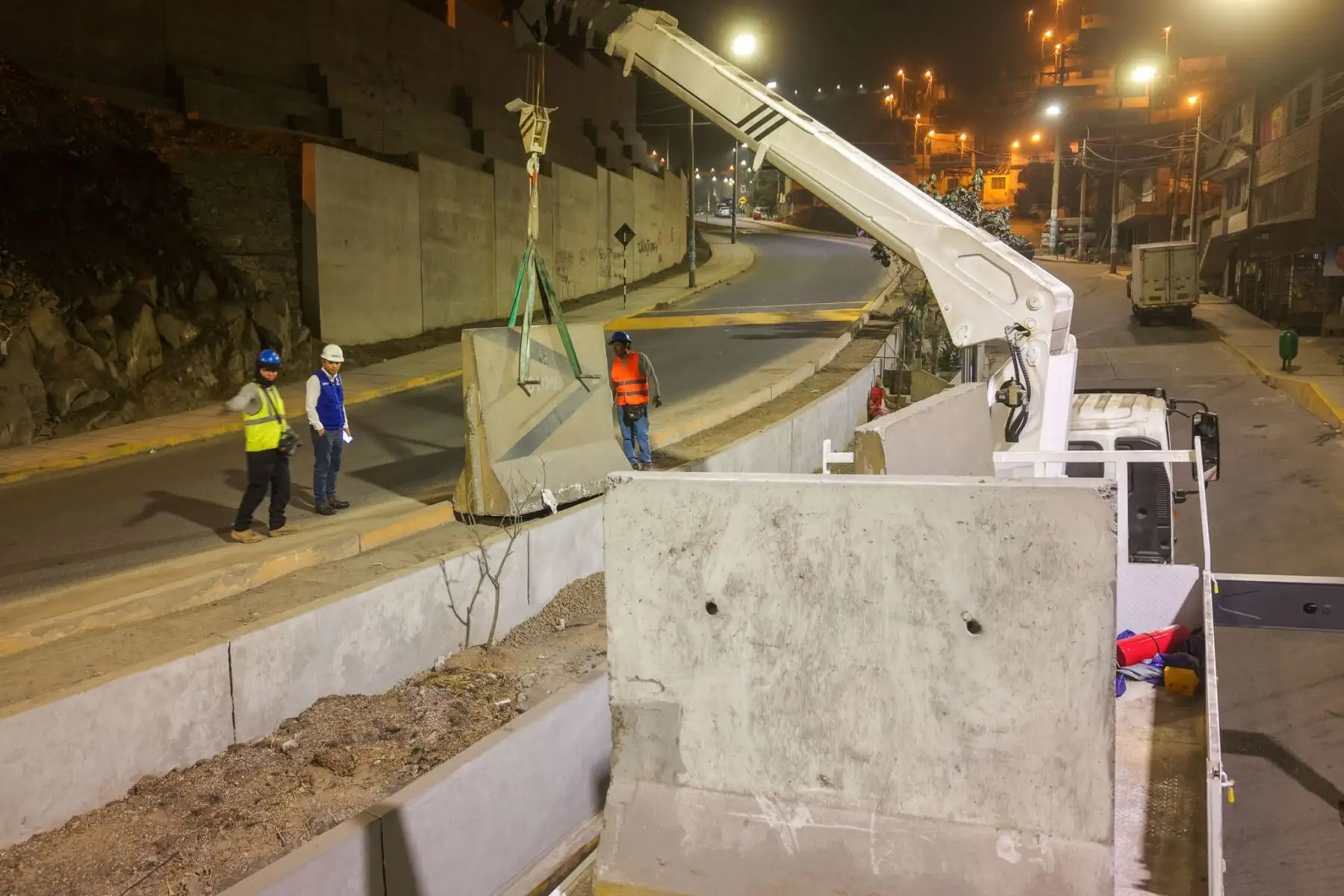 Personal de EMAPE trabajó en horario nocturno para acelerar la ejecución de las mejoras y minimizar las restricciones al tránsito vehicular. Fotos: Difusión.