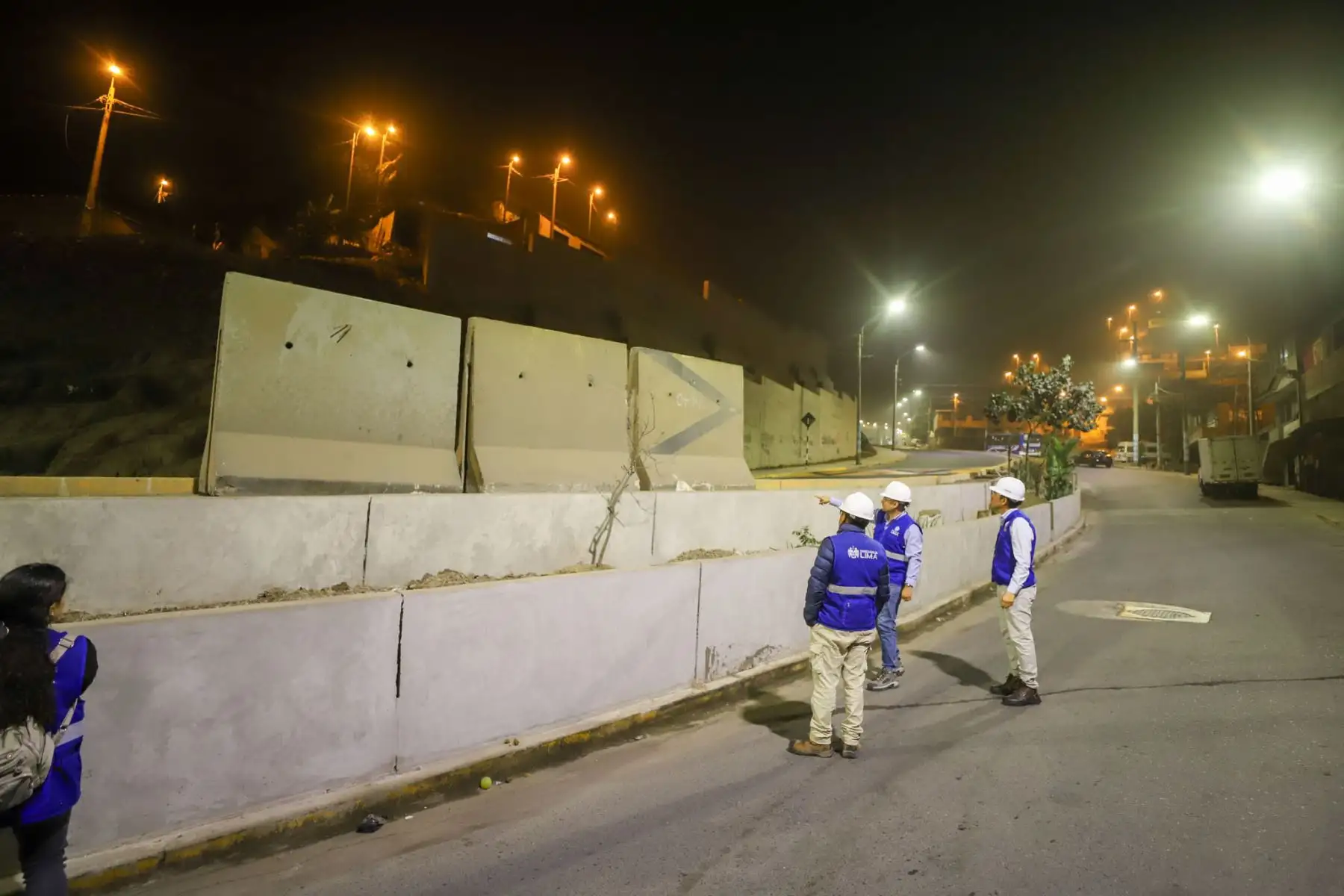 Las labores de instalación de muros de protección se realizaron de manera continua para atender una de las principales demandas de seguridad de los residentes. Fotos: Difusión.