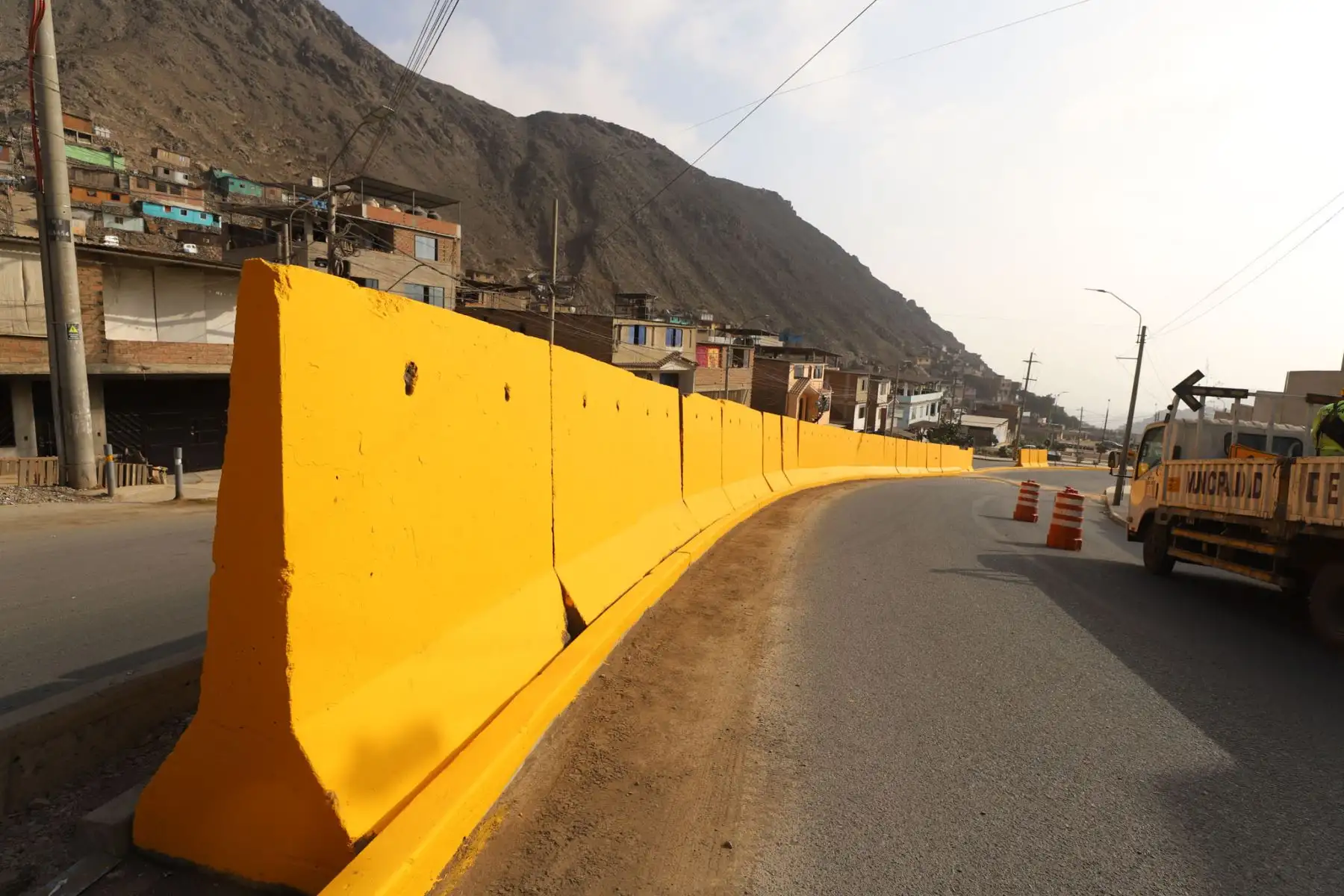 EMAPE instaló más de 30 muros de protección y reforzó la señalización horizontal y vertical en la vía Pasamayito, en Comas, con el objetivo de fortalecer la seguridad de conductores y peatones. La intervención forma parte de los compromisos asumidos con los vecinos para mejorar la transitabilidad en esta importante conexión entre Lima Norte y San Juan de Lurigancho. Fotos: Difusión.