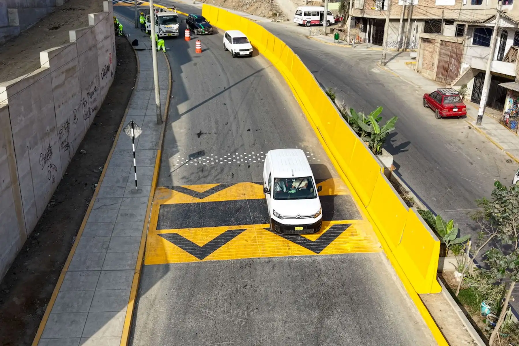 EMAPE reforzó la señalización horizontal en la vía Pasamayito con nuevas marcas viales orientadas a mejorar la seguridad y el orden del tránsito. Fotos: Difusión.