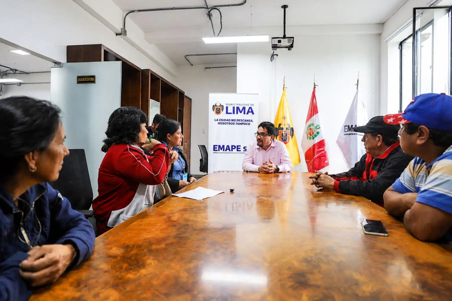 Representantes de EMAPE sostuvieron reuniones de coordinación con dirigentes vecinales para atender necesidades y plantear nuevas mejoras en la vía Pasamayito. Fotos: Difusión.
