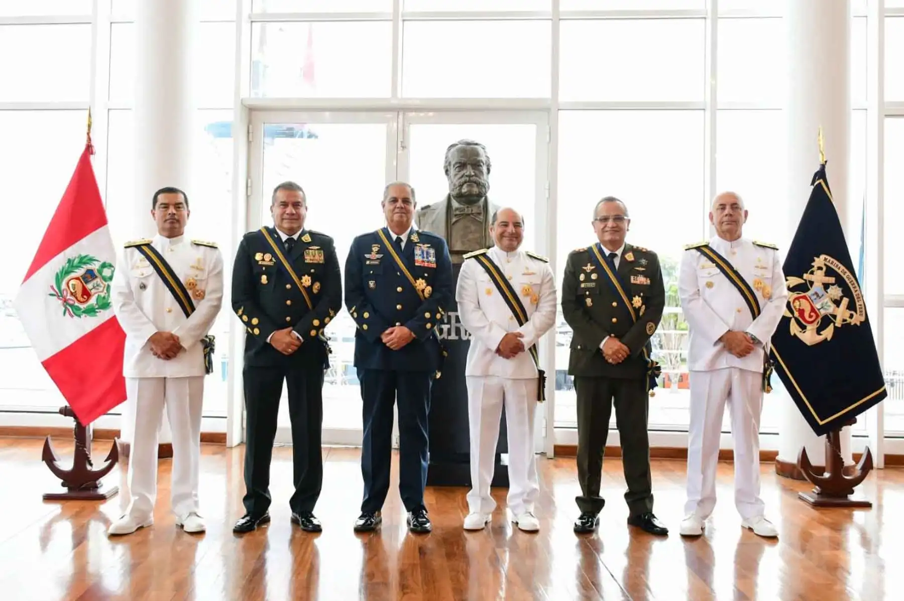 Marina de Guerra condecora a comandantes generales de la FAP, Ejército y Policía Nacional
