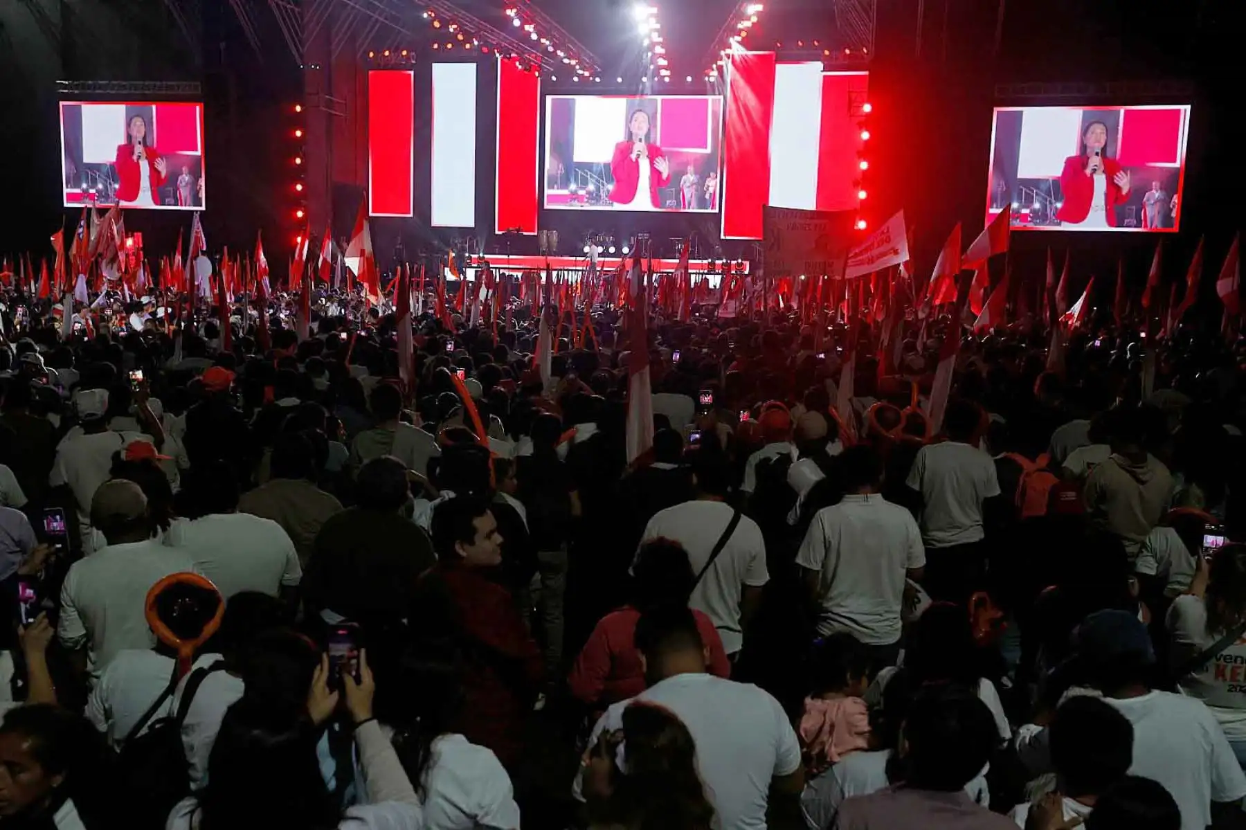 La candidata presidencial Keiko Fujimori realizó este jueves sus actividades de cierre de campaña con miras a la segunda vuelta electoral que se desarrollará este domingo. Participó en un encuentro con sus simpatizantes y presentó sus últimos mensajes antes del inicio del periodo de reflexión electoral. Foto: ANDINA/Vidal Tarqui Palomino