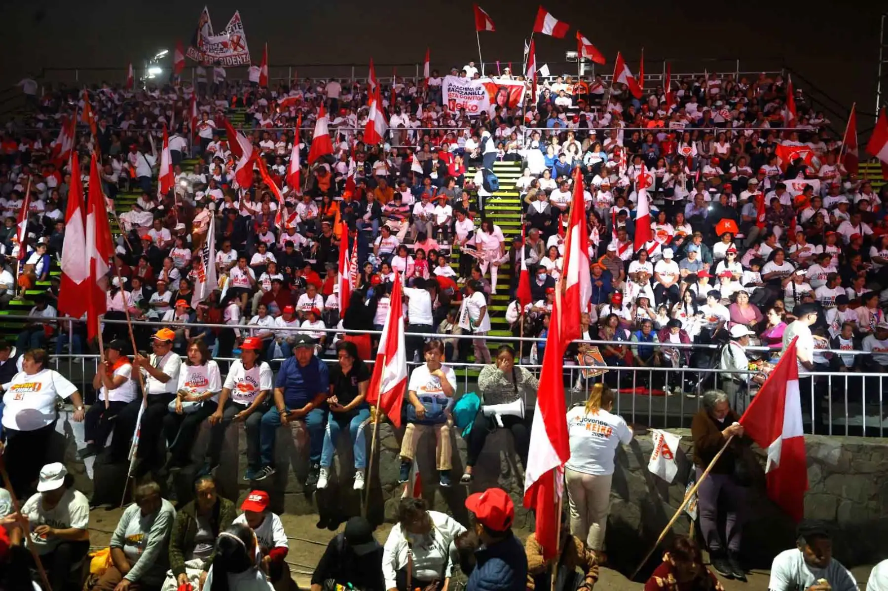 La candidata presidencial Keiko Fujimori realizó este jueves sus actividades de cierre de campaña con miras a la segunda vuelta electoral que se desarrollará este domingo. Participó en un encuentro con sus simpatizantes y presentó sus últimos mensajes antes del inicio del periodo de reflexión electoral. Foto: ANDINA/Vidal Tarqui Palomino
