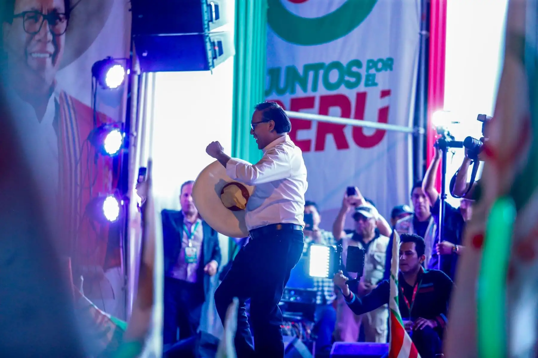 El candidato presidencial Roberto Sánchez realizó este jueves sus actividades de cierre de campaña con miras a la segunda vuelta electoral que se desarrollará este domingo. Participó en un encuentro con sus simpatizantes y presentó sus últimos mensajes antes del inicio del periodo de reflexión electoral. Foto: ANDINA/Daniel Bracamonte.