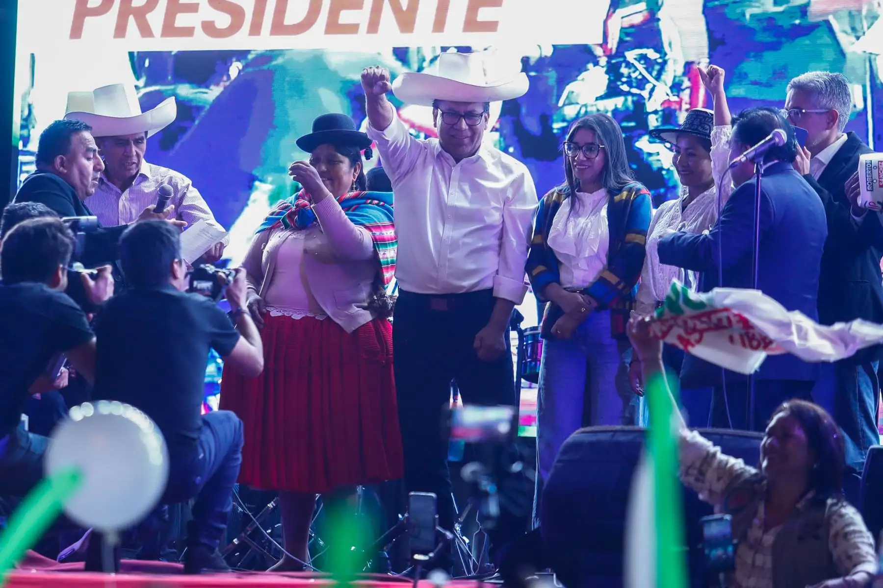 El candidato presidencial Roberto Sánchez realizó este jueves sus actividades de cierre de campaña con miras a la segunda vuelta electoral que se desarrollará este domingo. Participó en un encuentro con sus simpatizantes y presentó sus últimos mensajes antes del inicio del periodo de reflexión electoral. Foto: ANDINA/Daniel Bracamonte.