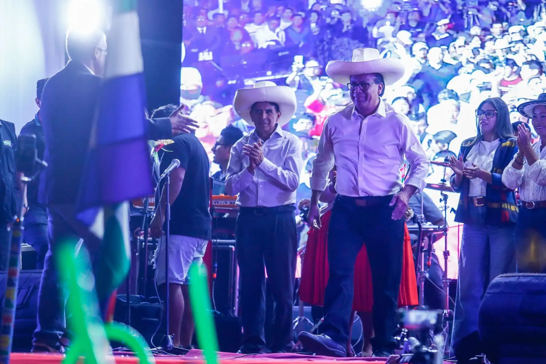 El candidato presidencial Roberto Sánchez realizó este jueves sus actividades de cierre de campaña con miras a la segunda vuelta electoral que se desarrollará este domingo. Participó en un encuentro con sus simpatizantes y presentó sus últimos mensajes antes del inicio del periodo de reflexión electoral. Foto: ANDINA/Daniel Bracamonte.