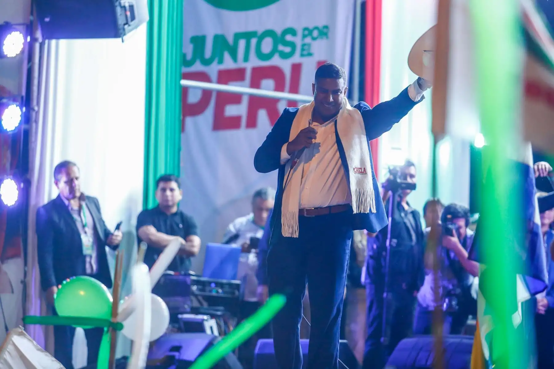 El candidato presidencial Roberto Sánchez realizó este jueves sus actividades de cierre de campaña con miras a la segunda vuelta electoral que se desarrollará este domingo. Participó en un encuentro con sus simpatizantes y presentó sus últimos mensajes antes del inicio del periodo de reflexión electoral. Foto: ANDINA/Daniel Bracamonte.