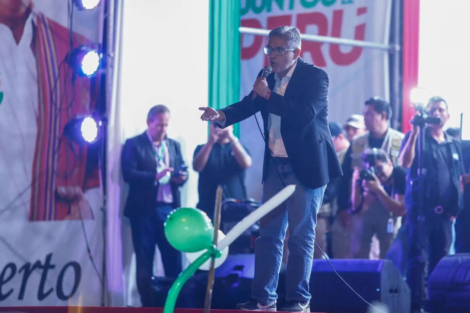 El candidato presidencial Roberto Sánchez realizó este jueves sus actividades de cierre de campaña con miras a la segunda vuelta electoral que se desarrollará este domingo. Participó en un encuentro con sus simpatizantes y presentó sus últimos mensajes antes del inicio del periodo de reflexión electoral. Foto: ANDINA/Daniel Bracamonte.