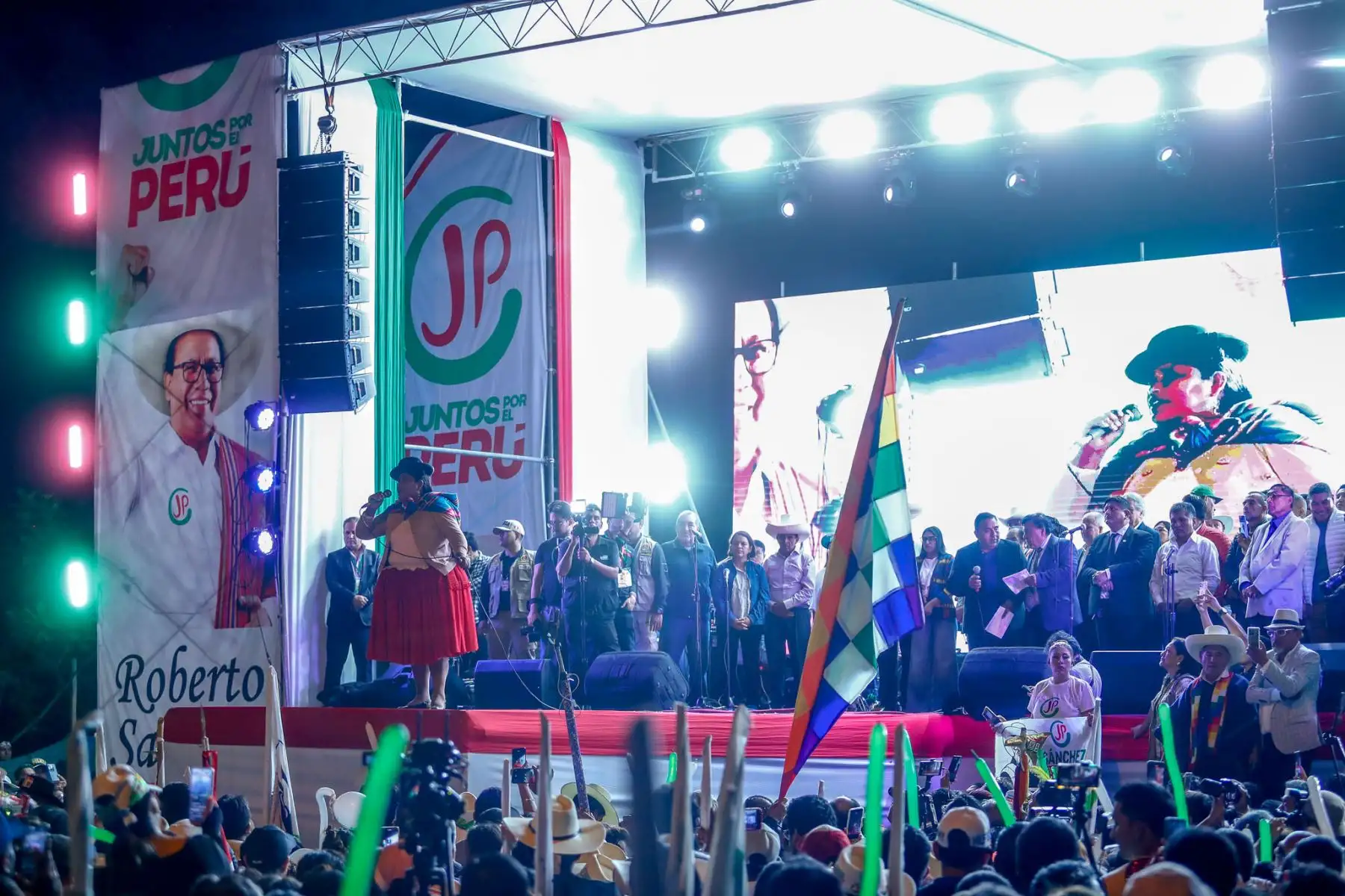 El candidato presidencial Roberto Sánchez realizó este jueves sus actividades de cierre de campaña con miras a la segunda vuelta electoral que se desarrollará este domingo. Participó en un encuentro con sus simpatizantes y presentó sus últimos mensajes antes del inicio del periodo de reflexión electoral. Foto: ANDINA/Daniel Bracamonte.