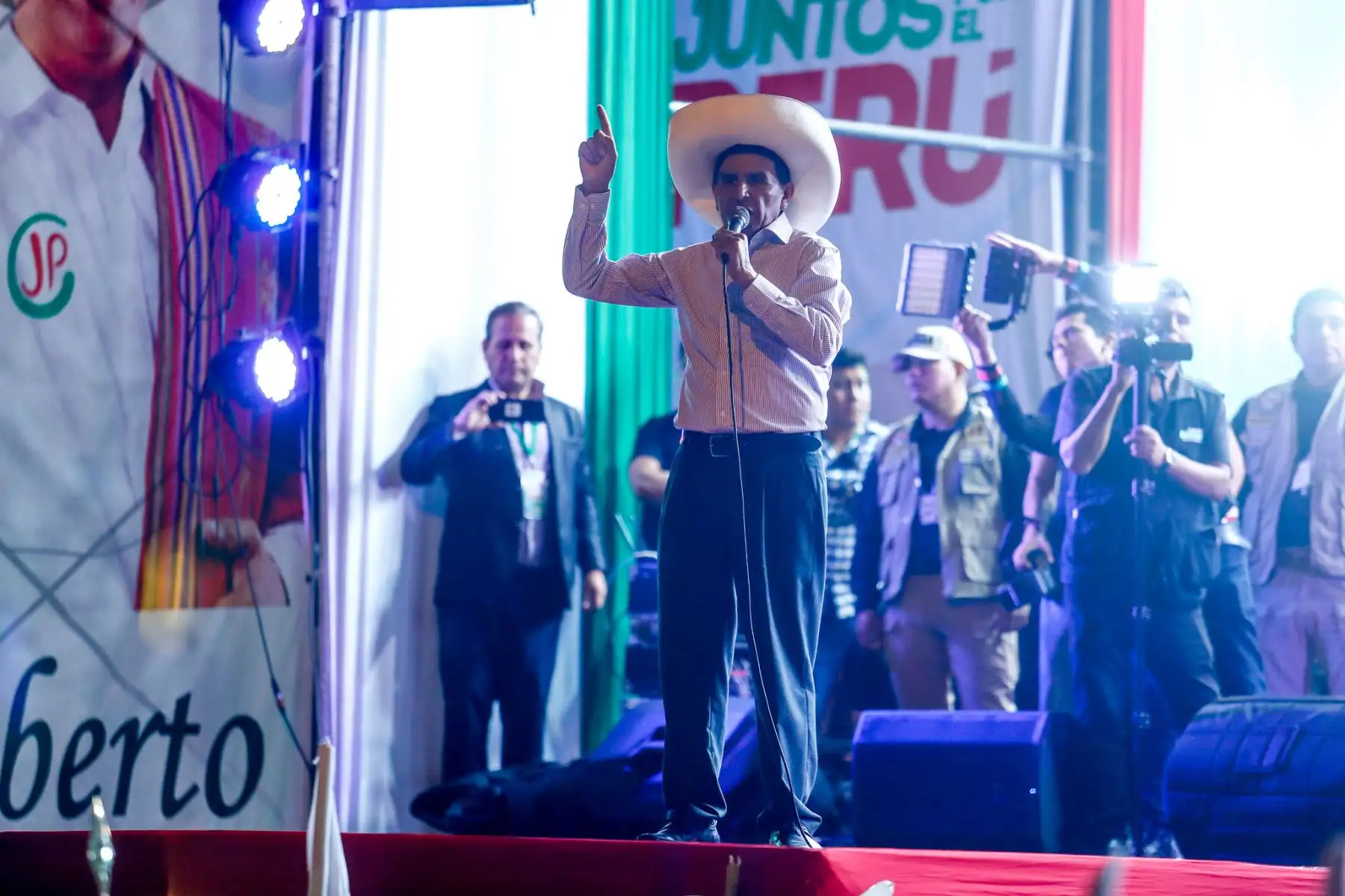 El candidato presidencial Roberto Sánchez realizó este jueves sus actividades de cierre de campaña con miras a la segunda vuelta electoral que se desarrollará este domingo. Participó en un encuentro con sus simpatizantes y presentó sus últimos mensajes antes del inicio del periodo de reflexión electoral. Foto: ANDINA/Daniel Bracamonte.