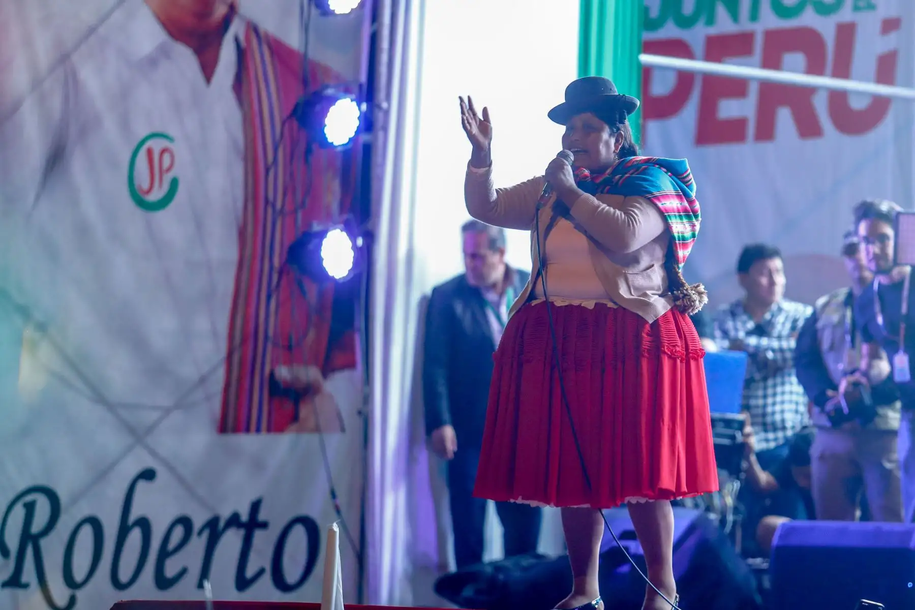 El candidato presidencial Roberto Sánchez realizó este jueves sus actividades de cierre de campaña con miras a la segunda vuelta electoral que se desarrollará este domingo. Participó en un encuentro con sus simpatizantes y presentó sus últimos mensajes antes del inicio del periodo de reflexión electoral. Foto: ANDINA/Daniel Bracamonte.