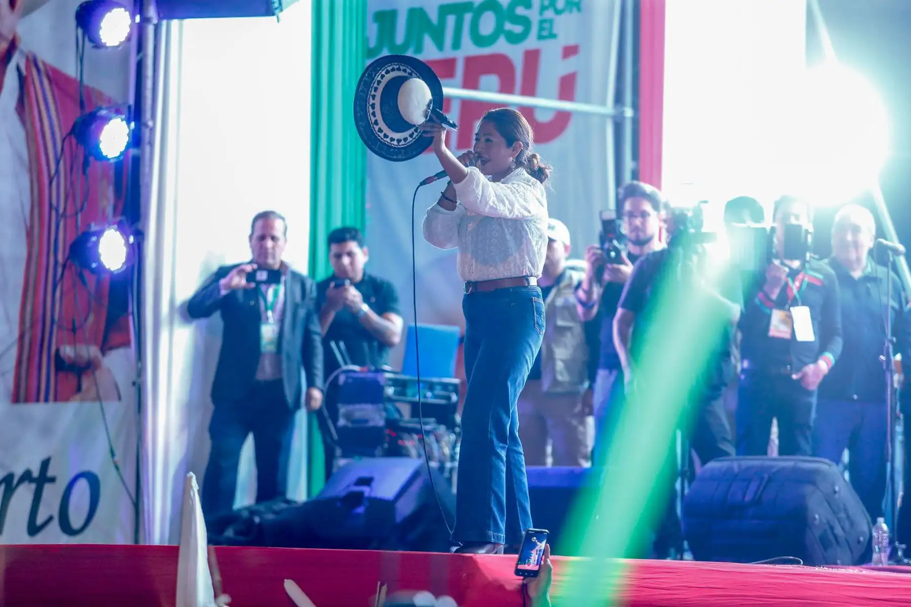 El candidato presidencial Roberto Sánchez realizó este jueves sus actividades de cierre de campaña con miras a la segunda vuelta electoral que se desarrollará este domingo. Participó en un encuentro con sus simpatizantes y presentó sus últimos mensajes antes del inicio del periodo de reflexión electoral. Foto: ANDINA/Daniel Bracamonte.