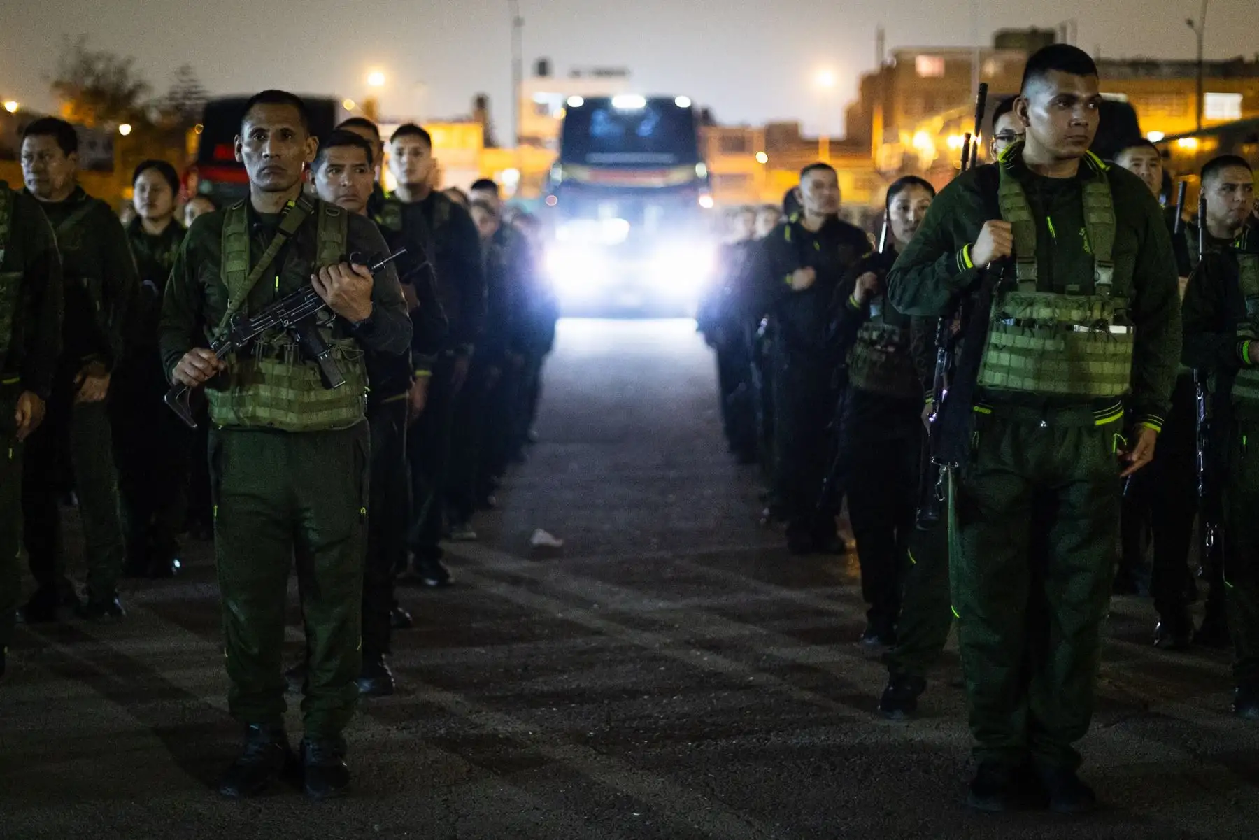 Alrededor de 45,000 efectivos de las Fuerzas Armadas fueron desplegados en todo el país para garantizar la seguridad y el normal desarrollo de la segunda vuelta electoral. El personal militar brinda apoyo a las autoridades electorales y resguarda locales de votación, material electoral e infraestructura estratégica. Foto: ANDINA/Difusión