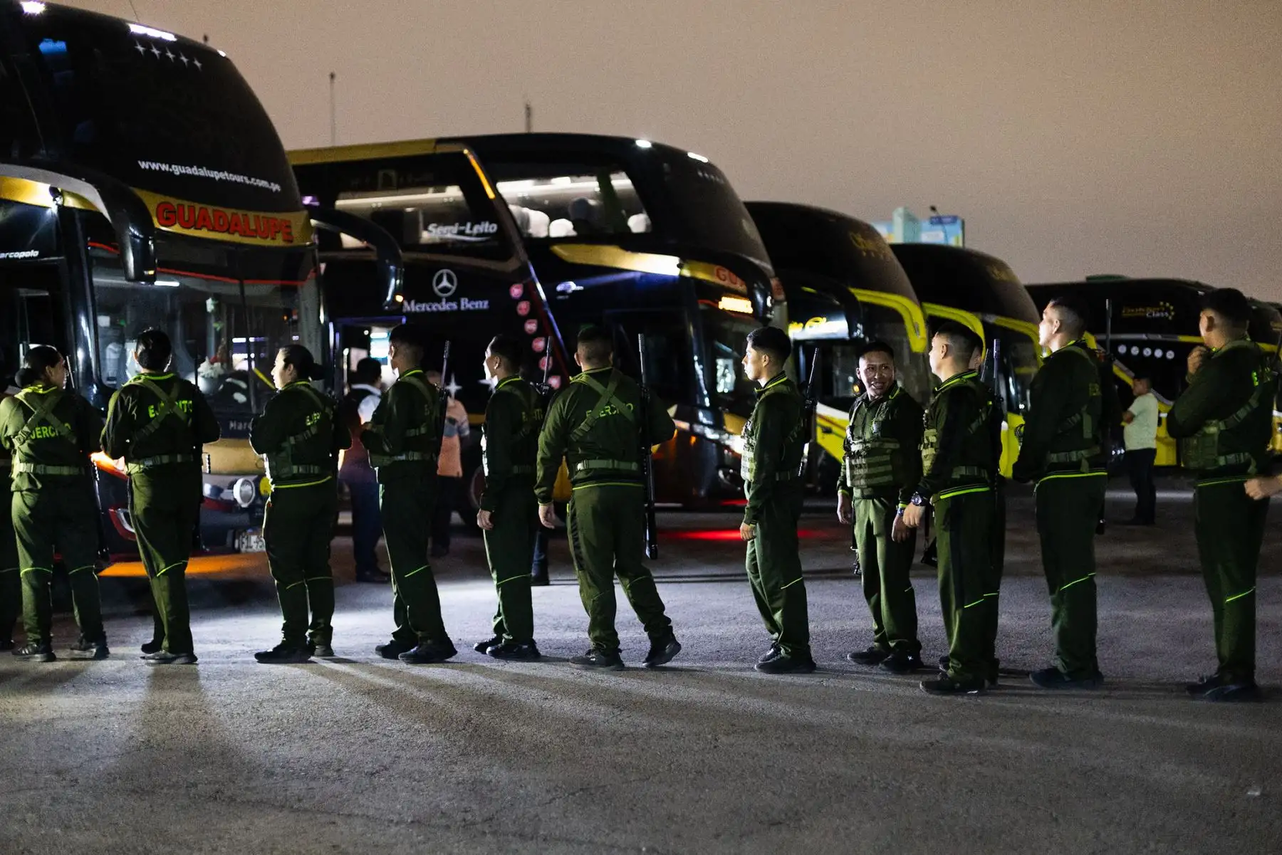 Alrededor de 45,000 efectivos de las Fuerzas Armadas fueron desplegados en todo el país para garantizar la seguridad y el normal desarrollo de la segunda vuelta electoral. El personal militar brinda apoyo a las autoridades electorales y resguarda locales de votación, material electoral e infraestructura estratégica. Foto: ANDINA/Difusión
