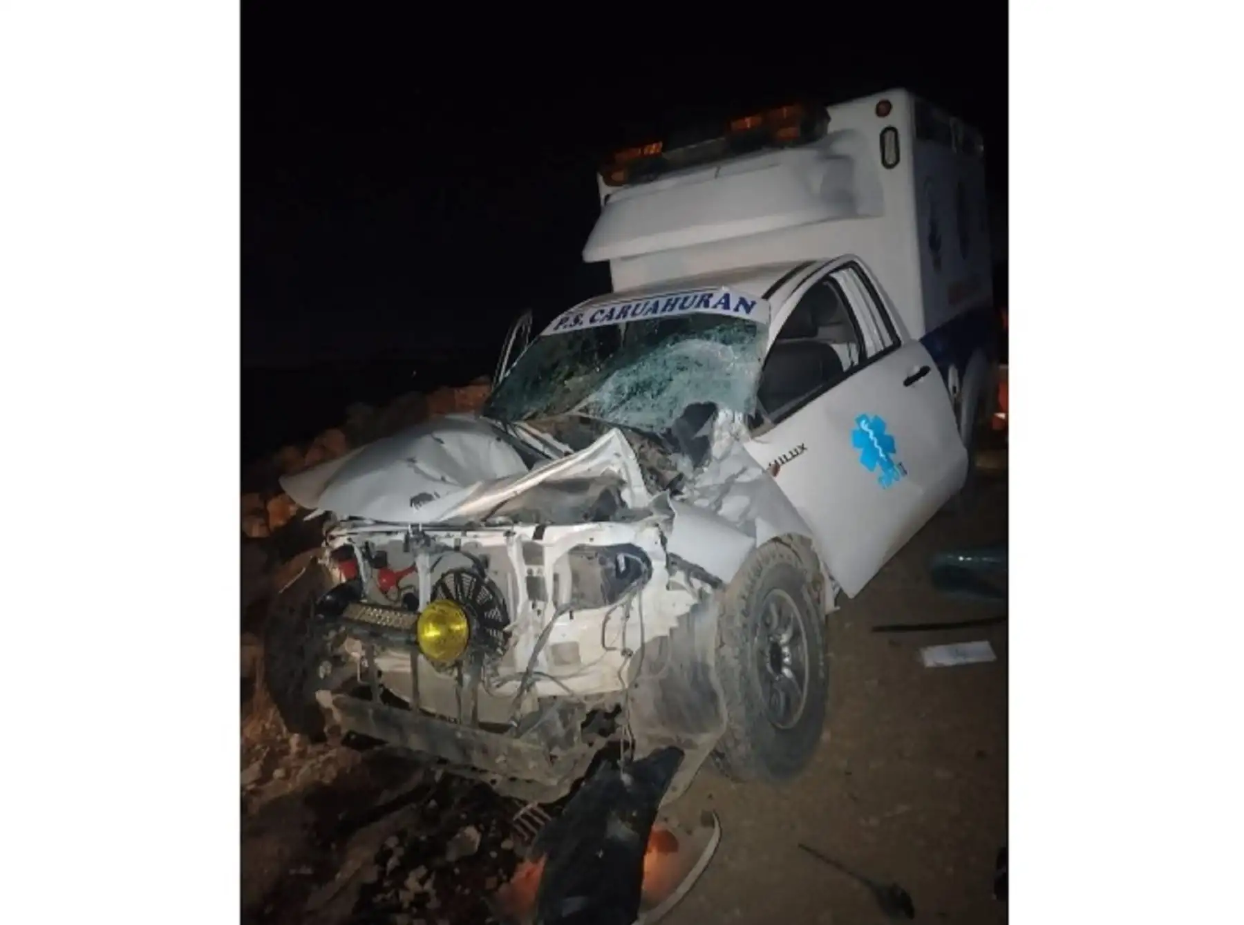 Ayacucho: 10 profesionales de la salud salvan de morir tras caída de roca sobre ambulancia
