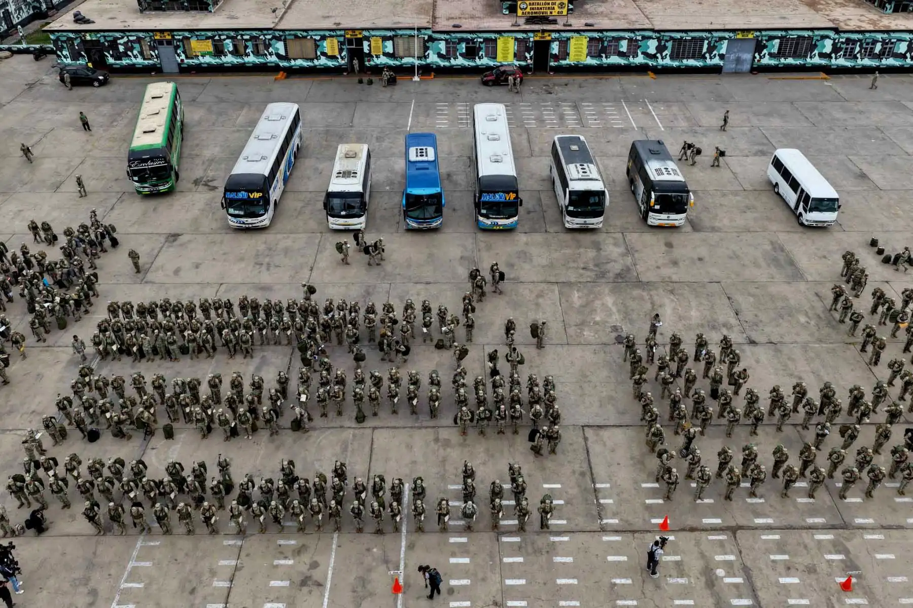 Un contingente de 600 efectivos de las Fuerzas Armadas inició hoy su desplazamiento hacia diversos puntos del país como parte del operativo de seguridad para la segunda vuelta electoral del domingo. En total, más de 45 000 militares serán desplegados para garantizar el orden, la seguridad de los locales de votación y el ejercicio del derecho al voto de la ciudadanía. Foto: ANDINA/ Juan Carlos Guzmán