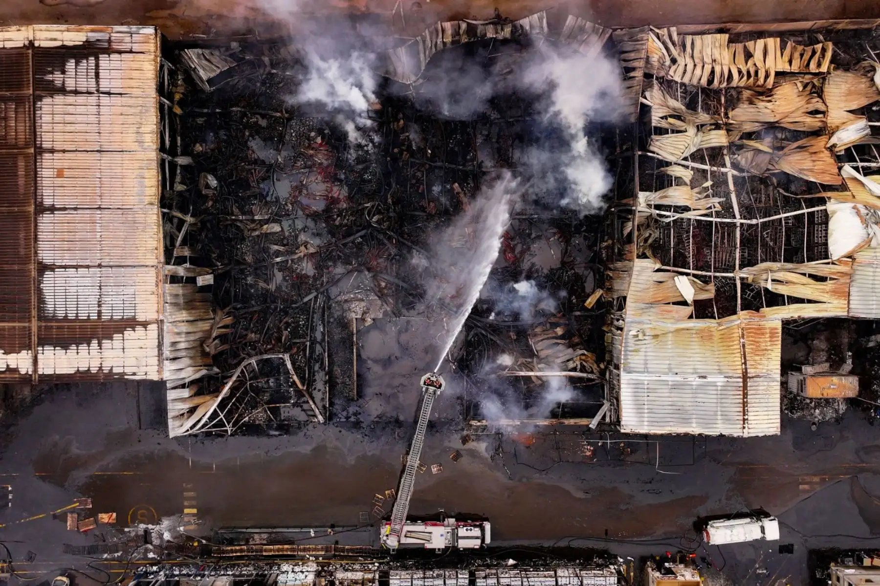 Fotografías con dron muestran los estragos dejados por el incendio que afectó un complejo industrial en Lurín. La emergencia, reportada la mañana del jueves, obligó al despliegue de más de 40 unidades de bomberos, que finalmente lograron controlar el fuego y evitar su propagación a instalaciones vecinas. Foto: ANDINA/ Ricardo Cuba