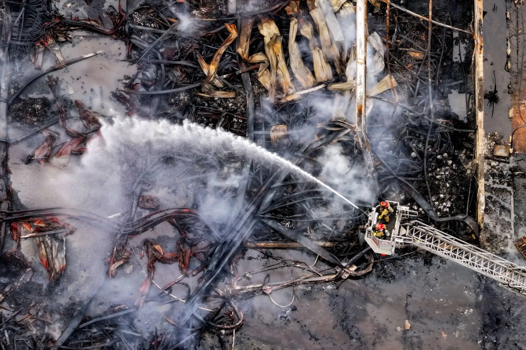 Fotografías con dron muestran los estragos dejados por el incendio que afectó un complejo industrial en Lurín. La emergencia, reportada la mañana del jueves, obligó al despliegue de más de 40 unidades de bomberos, que finalmente lograron controlar el fuego y evitar su propagación a instalaciones vecinas. Foto: ANDINA/ Ricardo Cuba