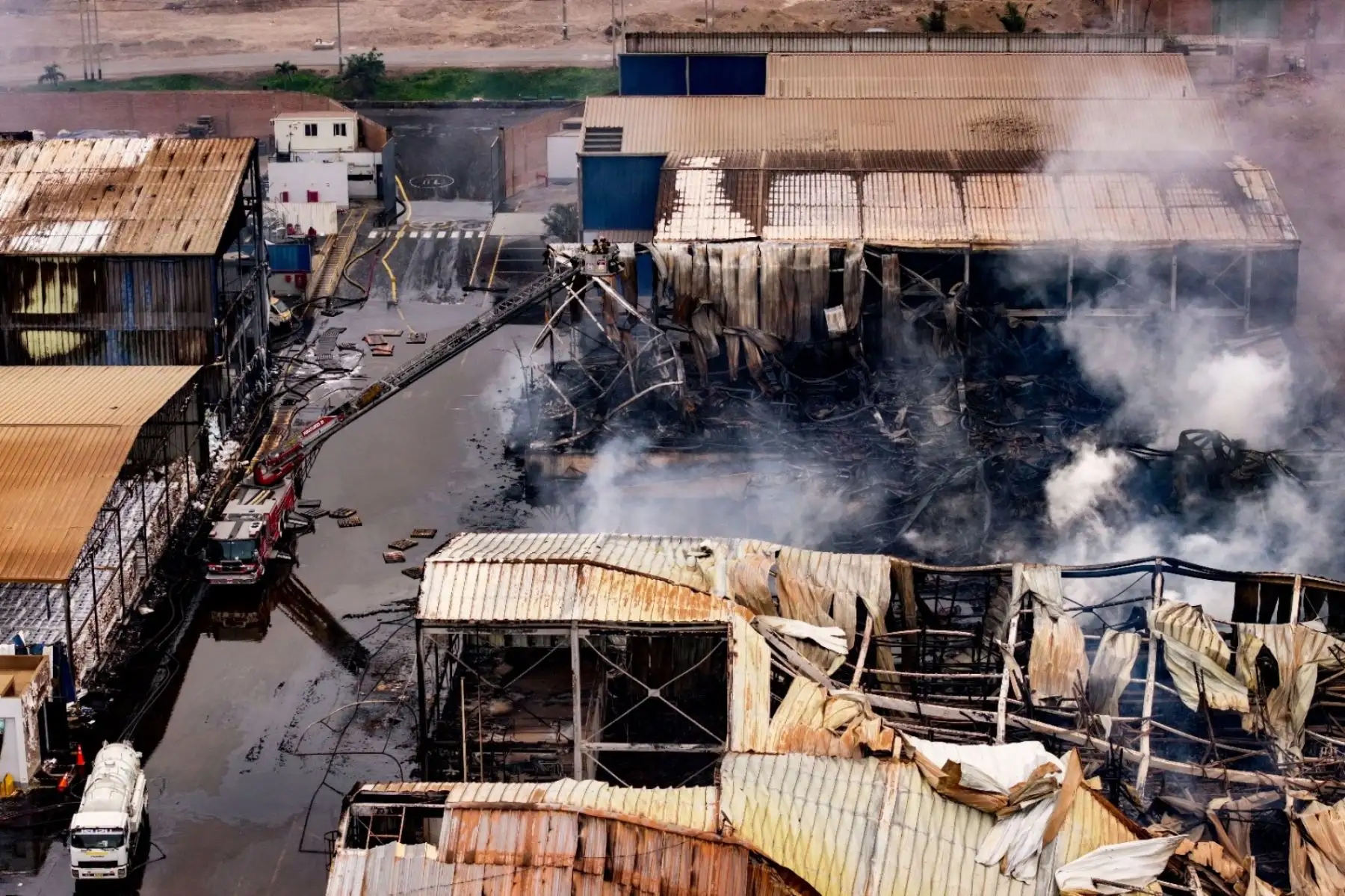 Las instalaciones afectadas por el incendio registrado en una planta industrial de Lurín evidencian la magnitud de los daños causados por las llamas. El siniestro, que generó una densa columna de humo visible desde distintos puntos de Lima Sur, fue controlado por los bomberos luego de una ardua jornada de trabajo. Foto: ANDINA/ Ricardo Cuba