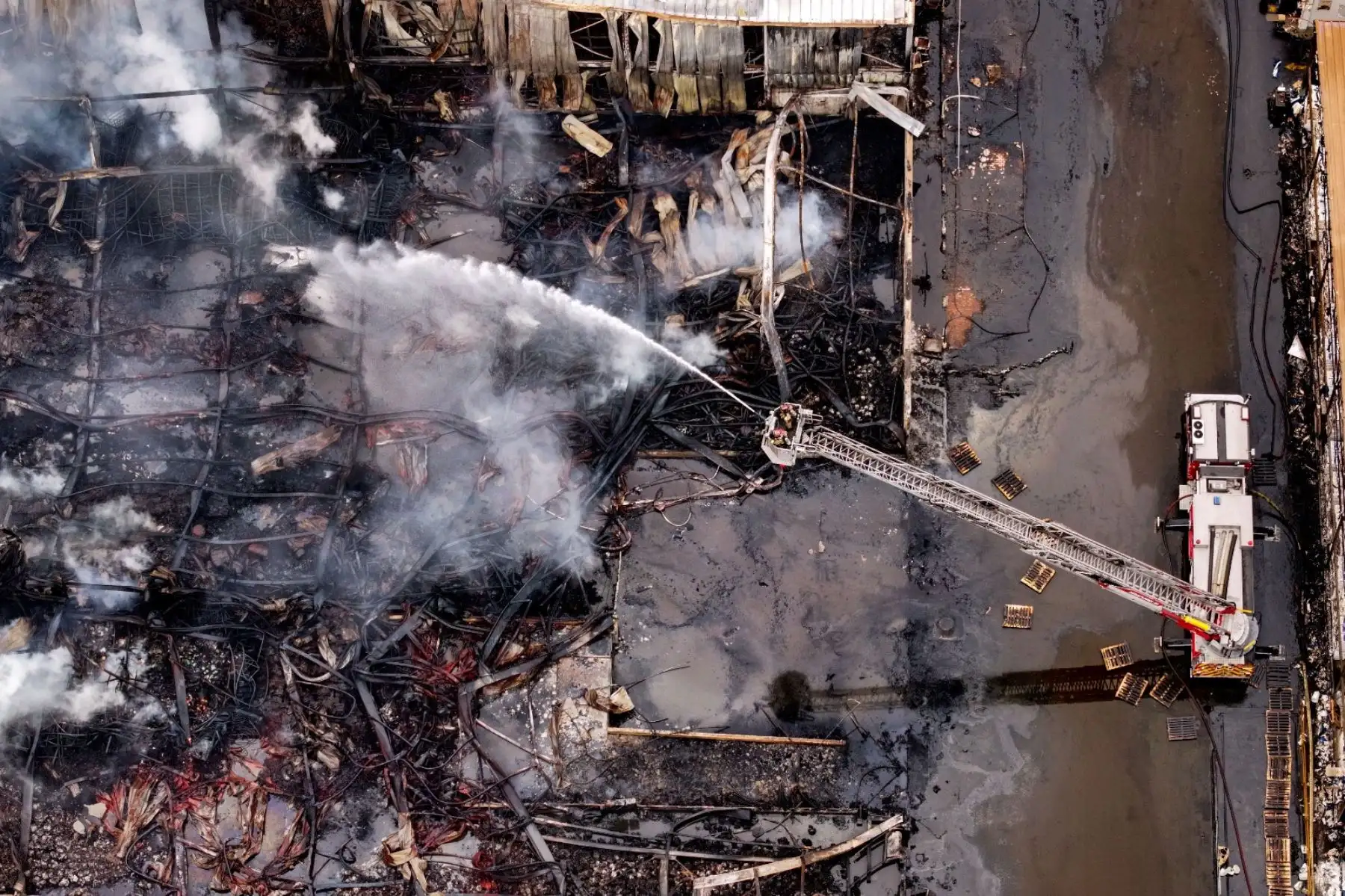 Las instalaciones afectadas por el incendio registrado en una planta industrial de Lurín evidencian la magnitud de los daños causados por las llamas. El siniestro, que generó una densa columna de humo visible desde distintos puntos de Lima Sur, fue controlado por los bomberos luego de una ardua jornada de trabajo. Foto: ANDINA/ Ricardo Cuba