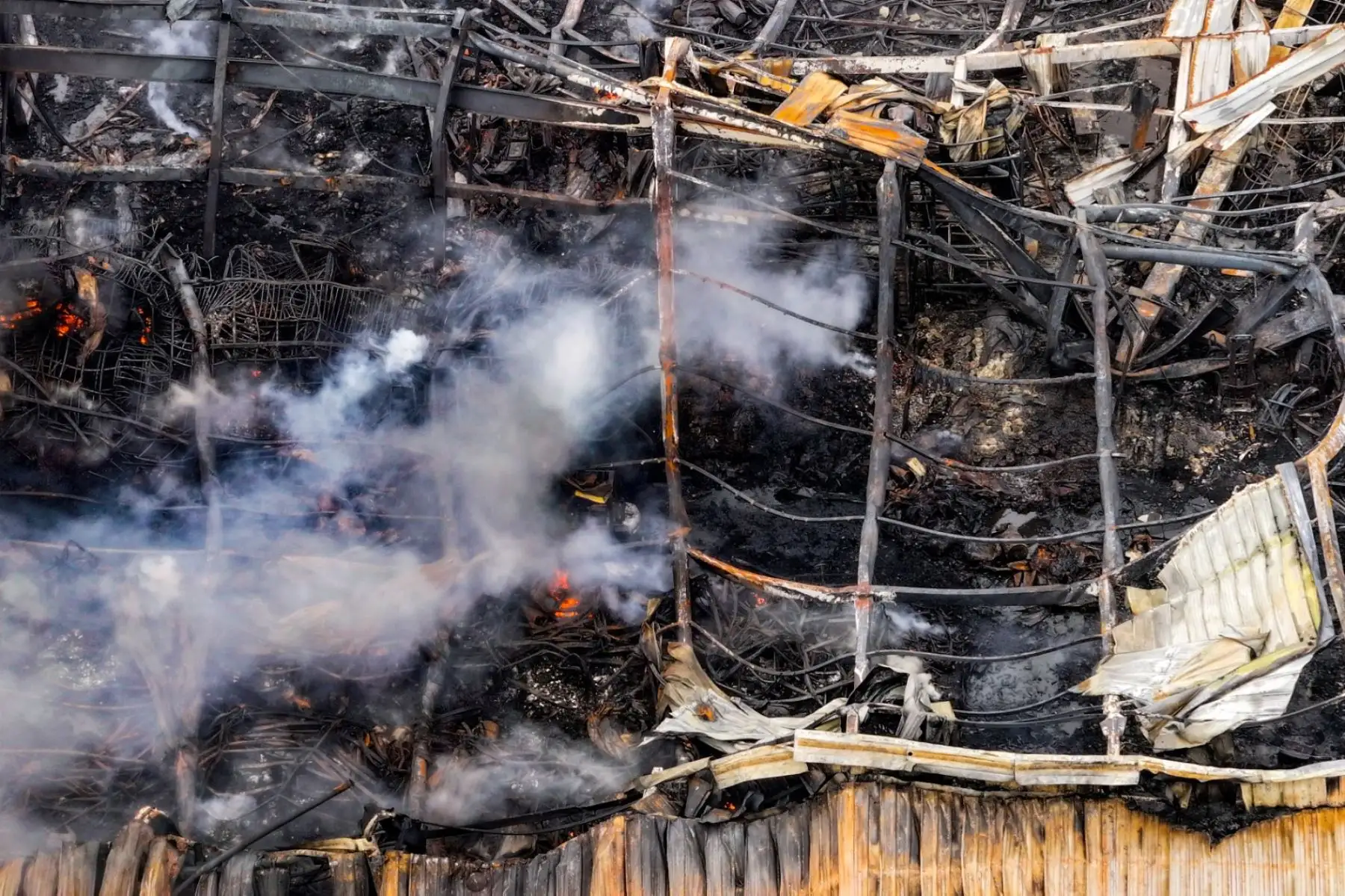 Imágenes captadas en el complejo industrial de Lurín muestran los severos daños ocasionados por el incendio de gran magnitud que se registró la mañana del jueves en el kilómetro 40 de la antigua Panamericana Sur. Foto: ANDINA/ Ricardo Cuba