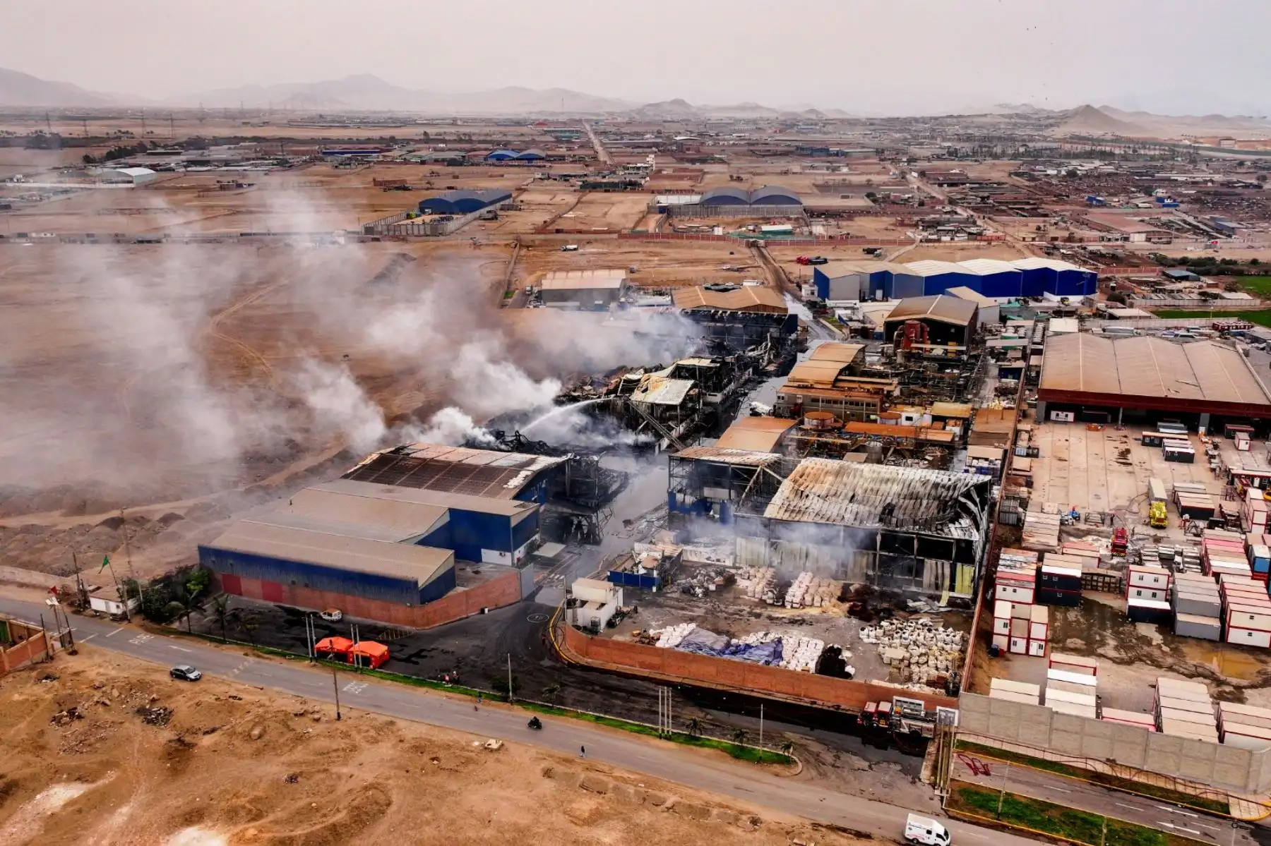 Imágenes captadas en el complejo industrial de Lurín muestran los severos daños ocasionados por el incendio de gran magnitud que se registró la mañana del jueves en el kilómetro 40 de la antigua Panamericana Sur. Foto: ANDINA/ Ricardo Cuba