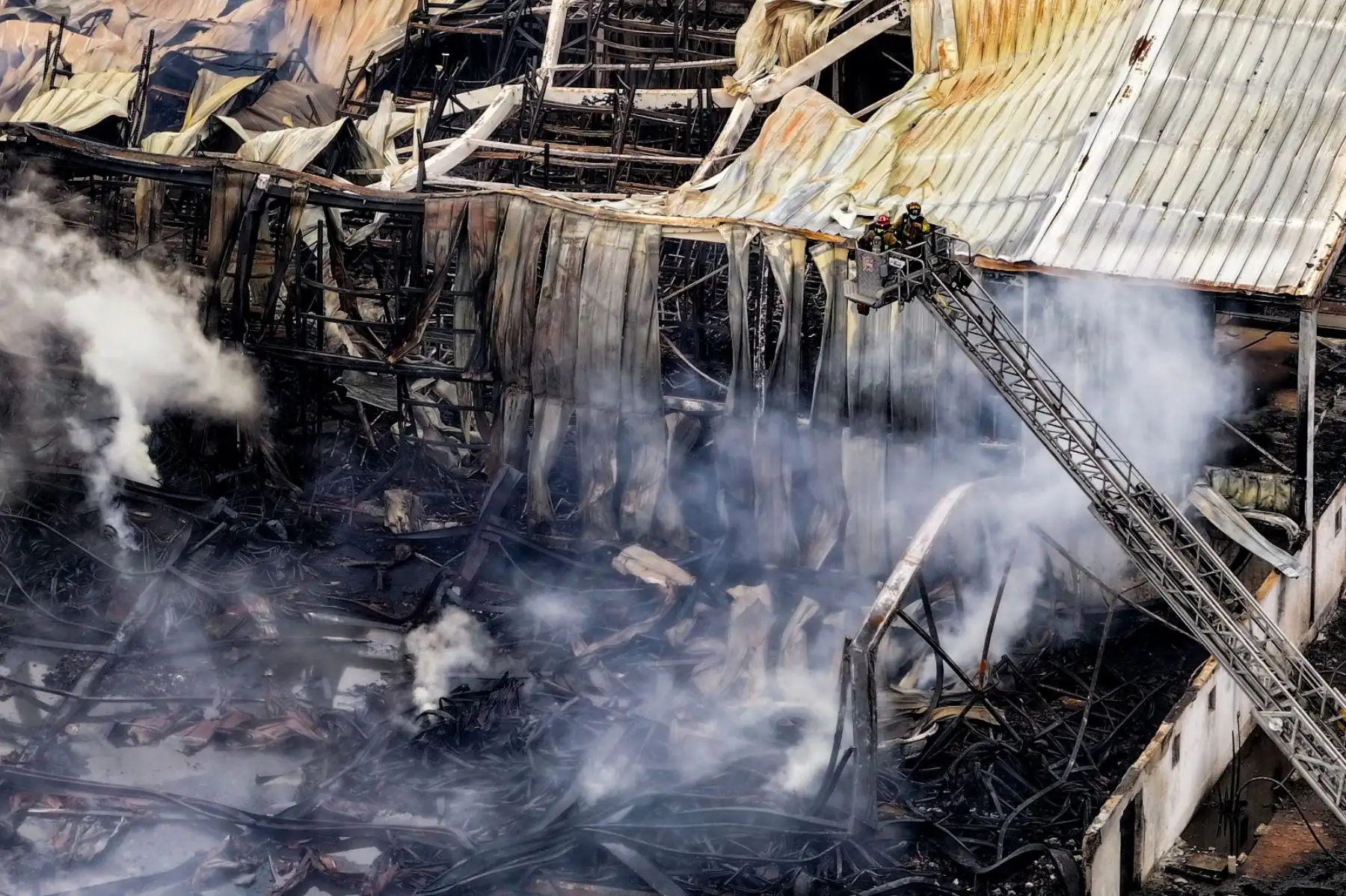 Imágenes captadas en el complejo industrial de Lurín muestran los severos daños ocasionados por el incendio de gran magnitud que se registró la mañana del jueves en el kilómetro 40 de la antigua Panamericana Sur. Foto: ANDINA/ Ricardo Cuba