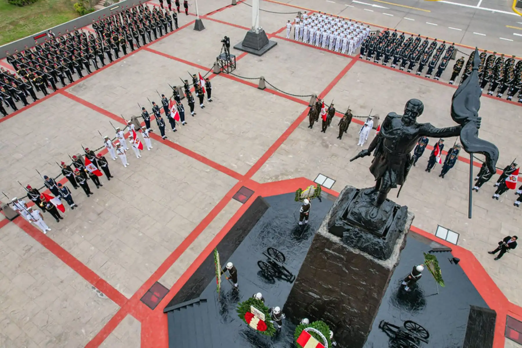 El presidente de la República, José María Balcázar, lidera la ceremonia por el 146 aniversario de la batalla de Arica, que se lleva a cabo en el Cuartel General del Ejército en San Borja. Foto: ANDINA/Prensa Presidencia