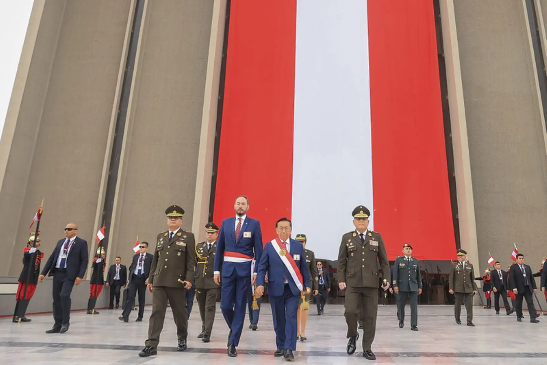 El presidente de la República, José María Balcázar, lidera la ceremonia por el 146 aniversario de la batalla de Arica, que se lleva a cabo en el Cuartel General del Ejército en San Borja. Foto: ANDINA/Prensa Presidencia