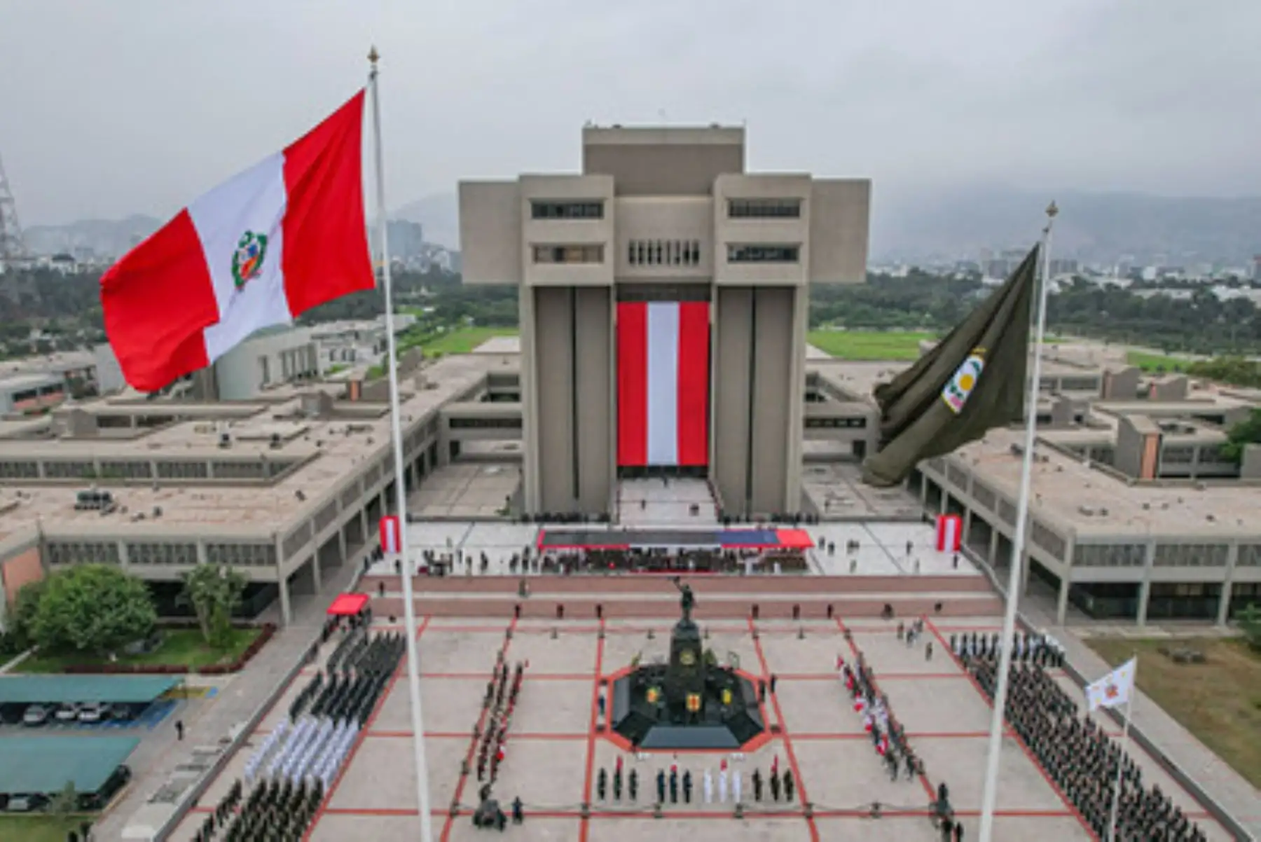 El presidente de la República, José María Balcázar, lidera la ceremonia por el 146 aniversario de la batalla de Arica, que se lleva a cabo en el Cuartel General del Ejército en San Borja. Foto: ANDINA/Prensa Presidencia
