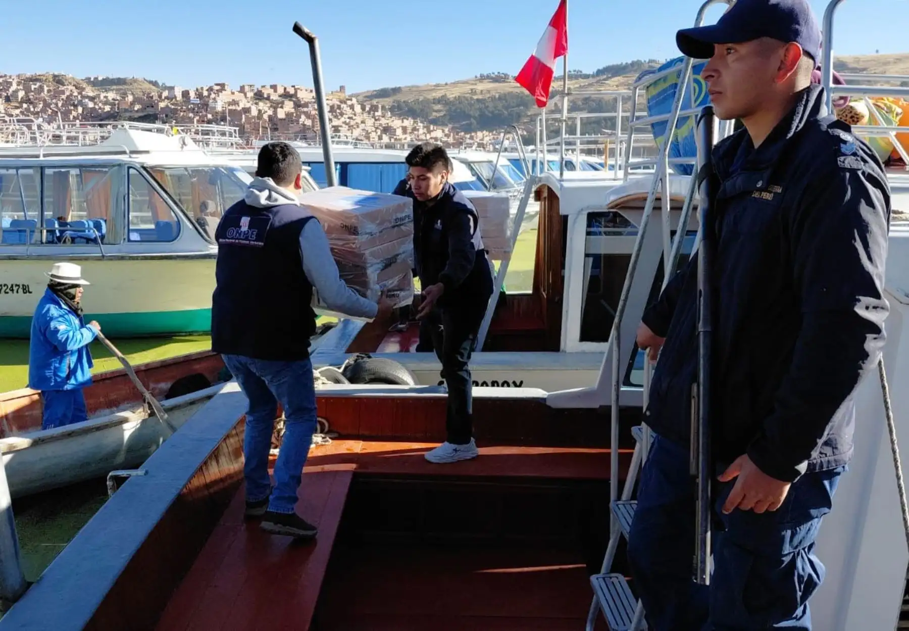 Elecciones 2026: material electoral ya navega rumbo a las islas del lago Titicaca, en Puno
