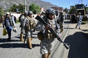 Fuerzas de seguridad custodian una carretera tras su reapertura en el departamento de La Paz, Bolivia, el 5 de junio de 2026. Foto: AFP