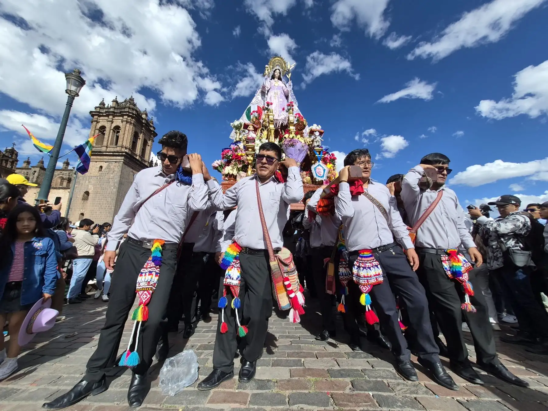 Devotos y visitantes disfrutaron de la apoteósica procesión del Corpus Christi Cusqueño