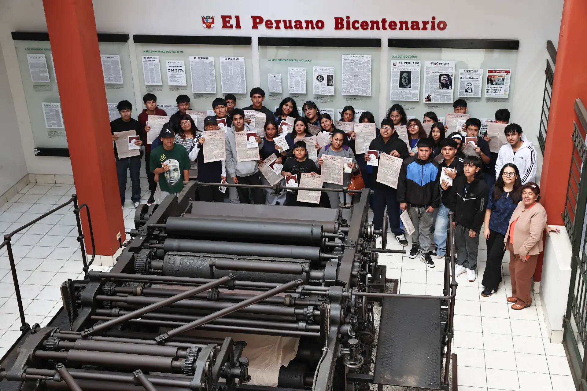 Escolares del CEBA Jean Jacques Rousseau visitan las instalaciones de El Peruano y Andina