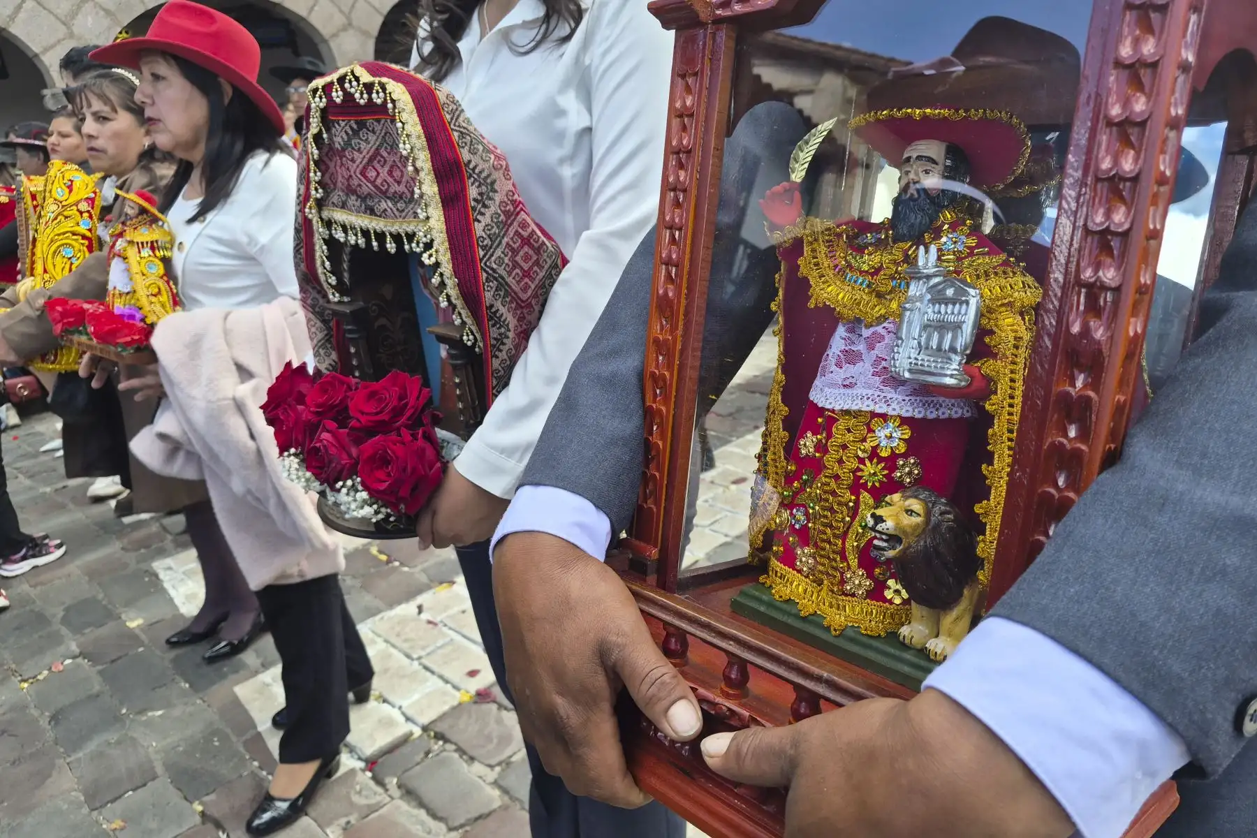Por la tarde los santos, encabezados por San Antonio Abad, salieron con sus cargadores en hombros, autoridades religiosas, políticas y hermandades y la feligresía en general. Atrás estaban las cuadrillas de bandas de músicos que deleitaron con temas tradicionales y otras innovadas para la ocasión. Foto: ANDINA/Percy Hurtado Santillán