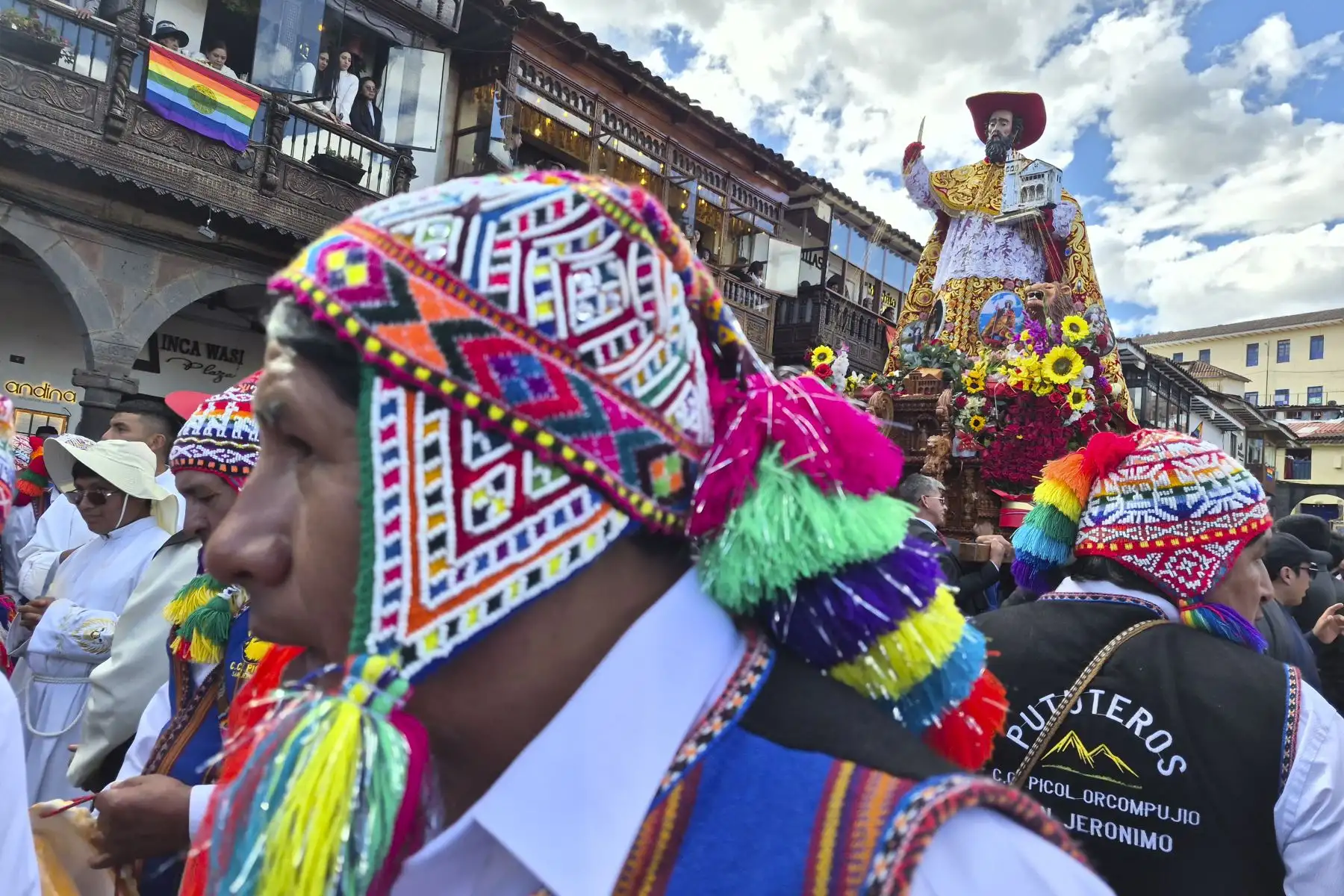 Familias cusqueñas y visitantes disfrutaron de la apoteósica procesión de vírgenes y santos que reúne cada año el tradicional Corpus Christi Cusqueño, fiesta patronal bastante esperada, aunque en esta última versión no se contó con San Cristóbal, por incidentes en la Basílica Catedral. Foto: ANDINA/Percy Hurtado Santillán