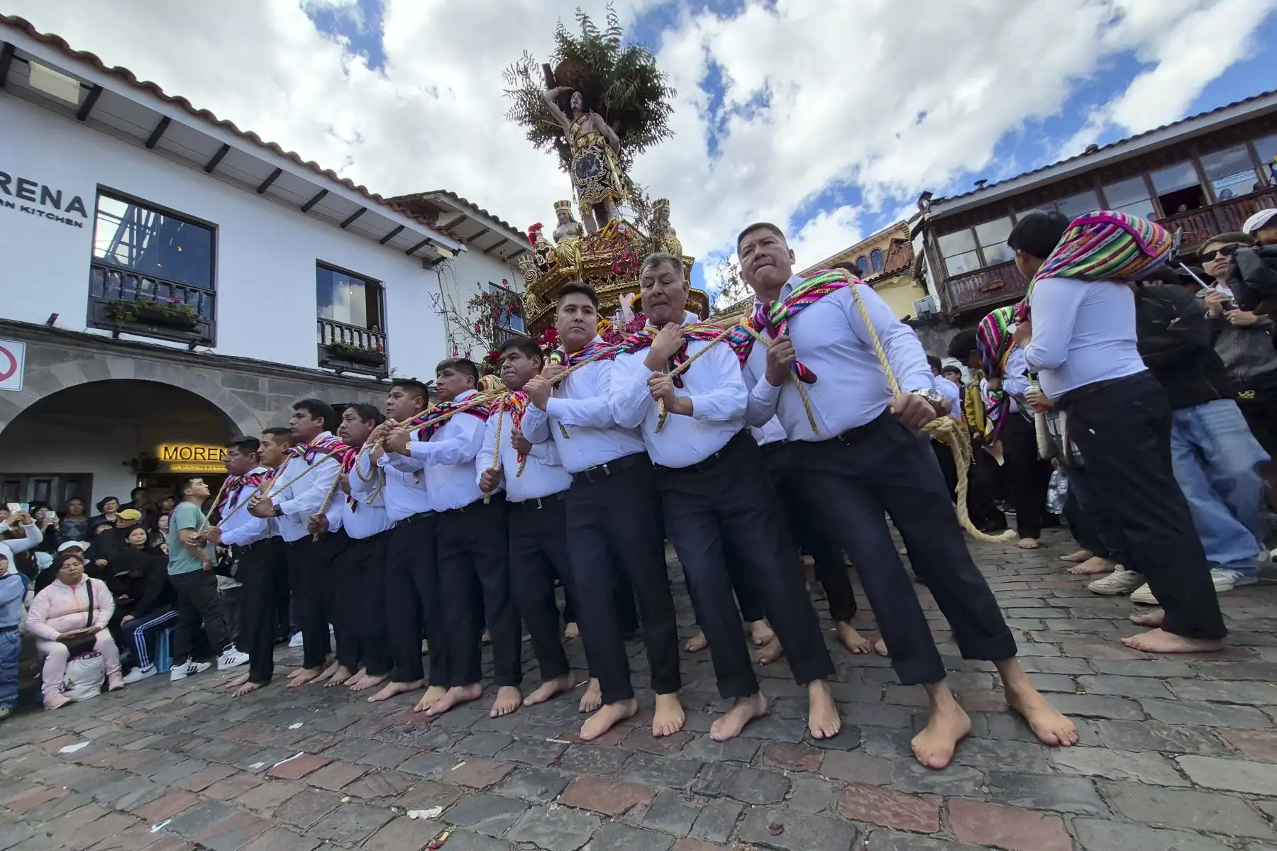 Familias cusqueñas y visitantes disfrutaron de la apoteósica procesión de vírgenes y santos que reúne cada año el tradicional Corpus Christi Cusqueño, fiesta patronal bastante esperada, aunque en esta última versión no se contó con San Cristóbal, por incidentes en la Basílica Catedral. Foto: ANDINA/Percy Hurtado Santillán
